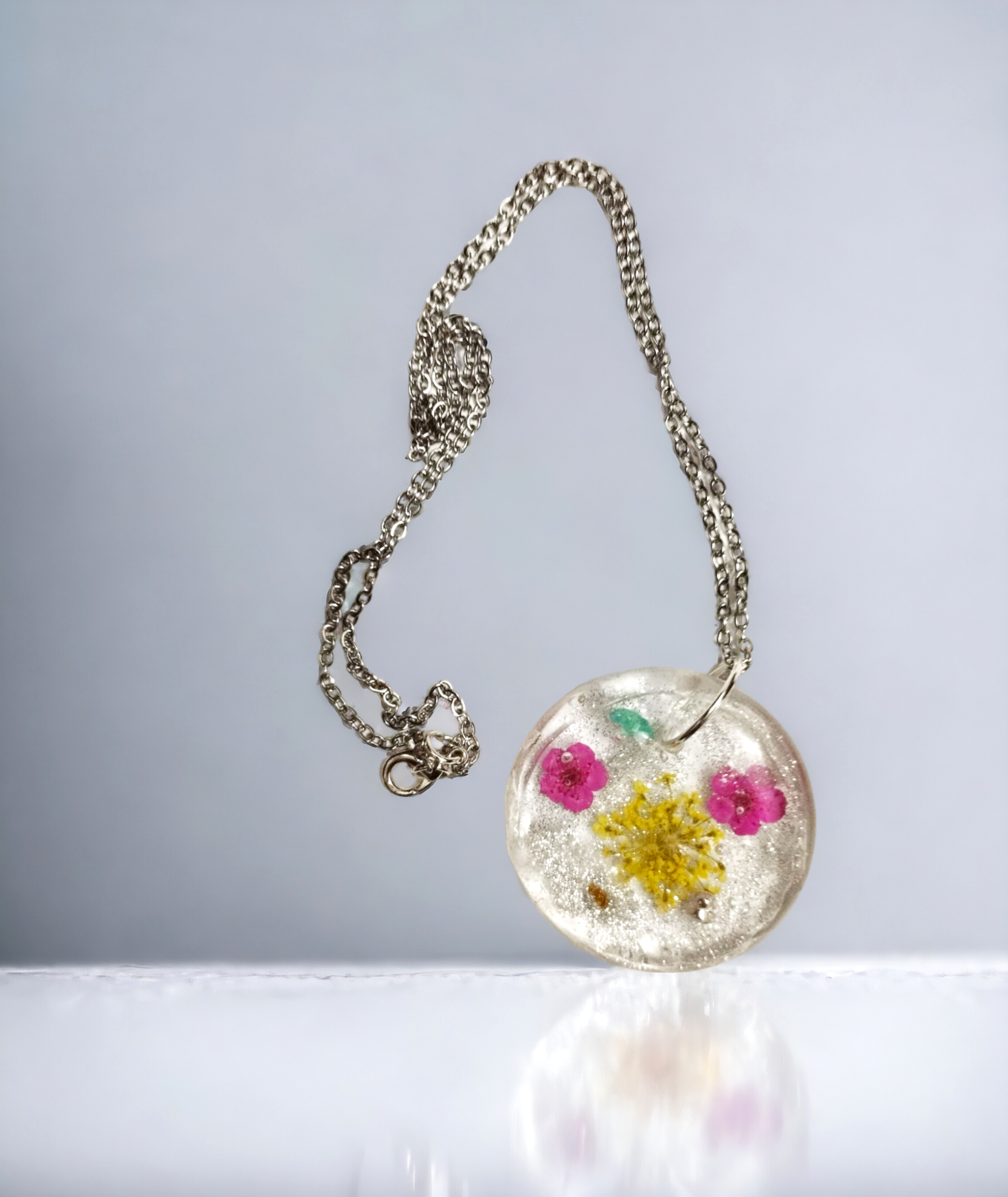 Colgante Redondo de Resina Epoxi con Flores Secas: Naturaleza en Joya - 4