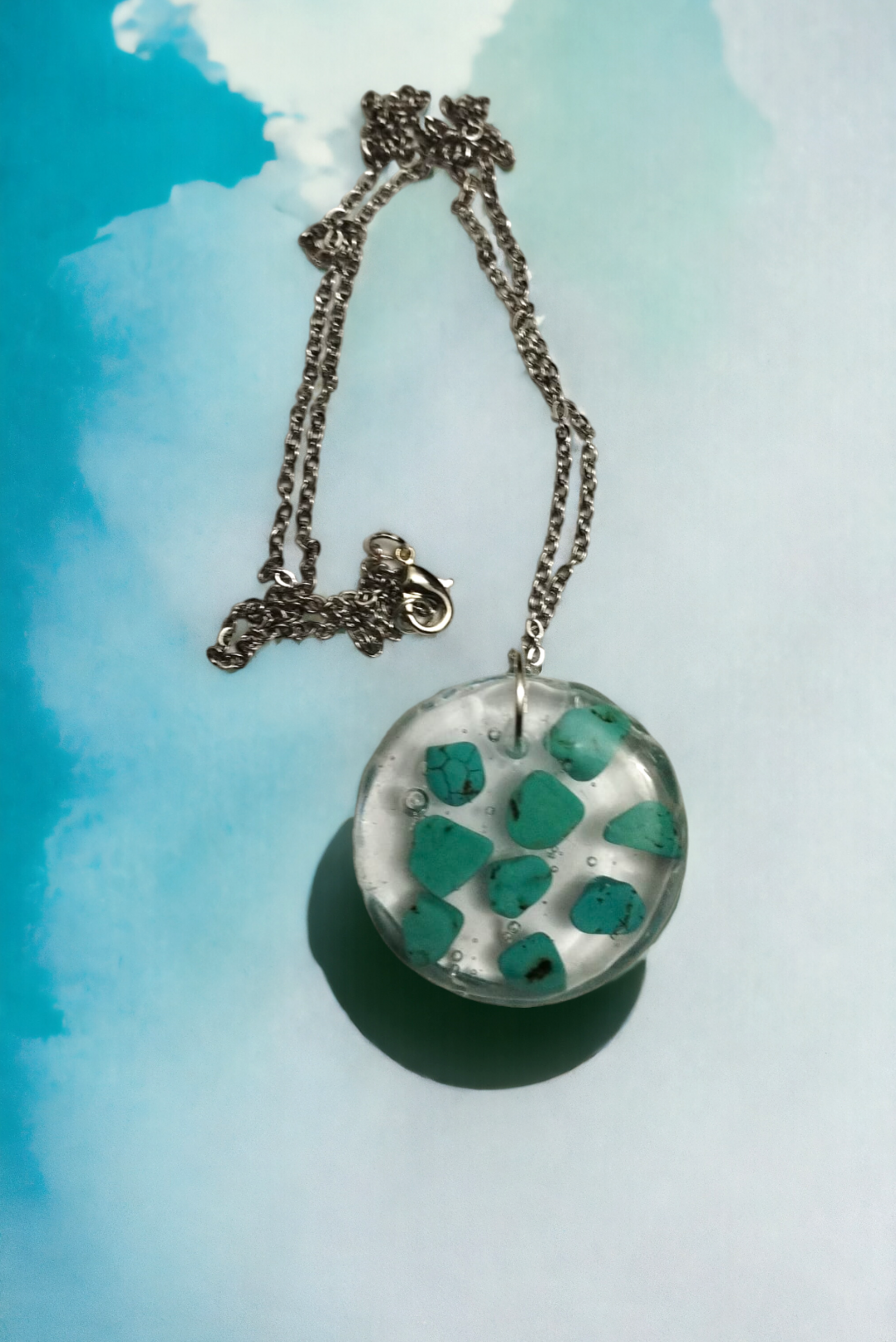 Colgante Redondo con Piedras Turquesa en Resina Epoxi: Elegancia del Mar - 11