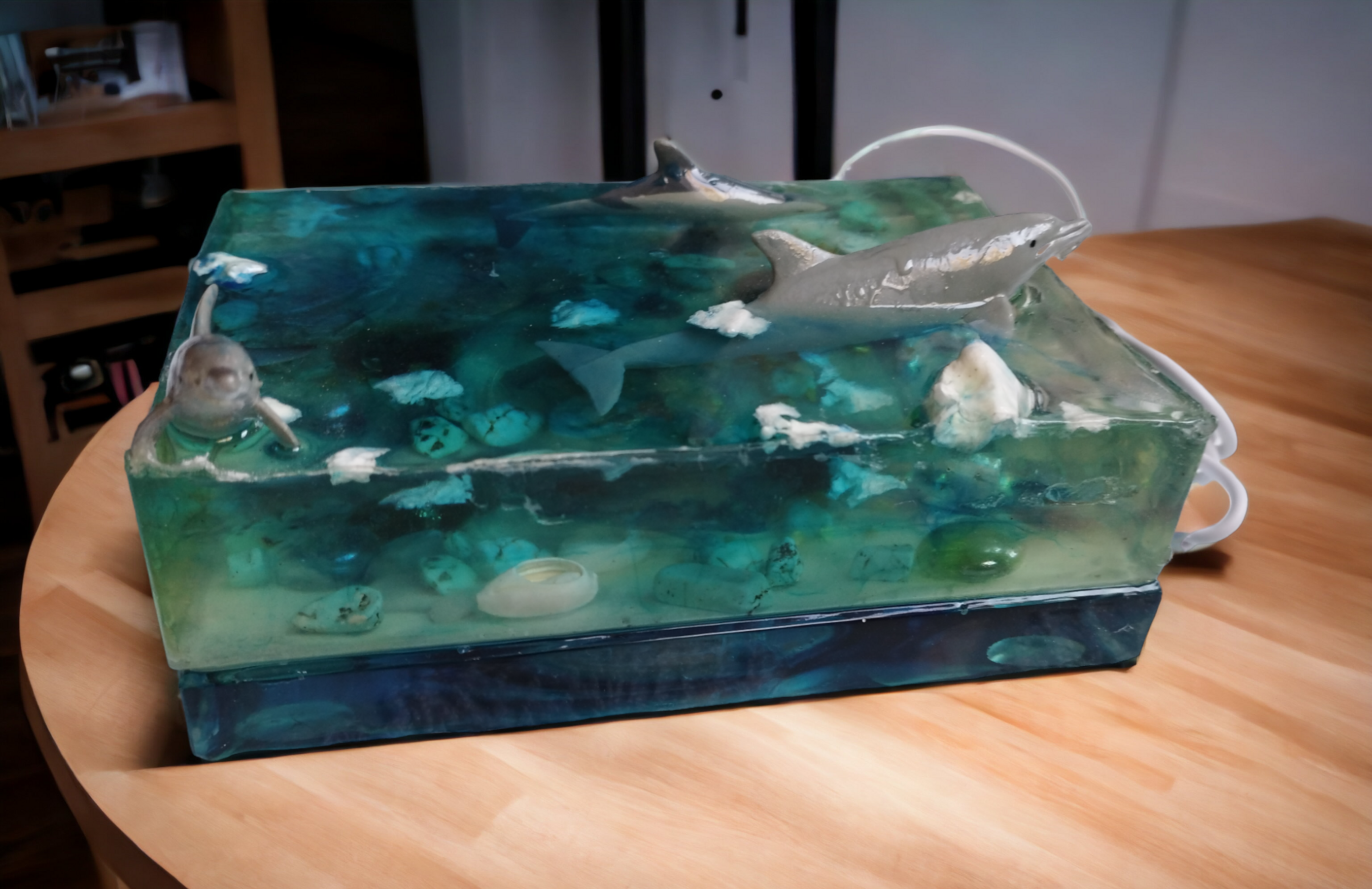 Lámpara de Resina Epoxi:Bloque Marino con Agua Fosforescente y Delfines Asomando - 7