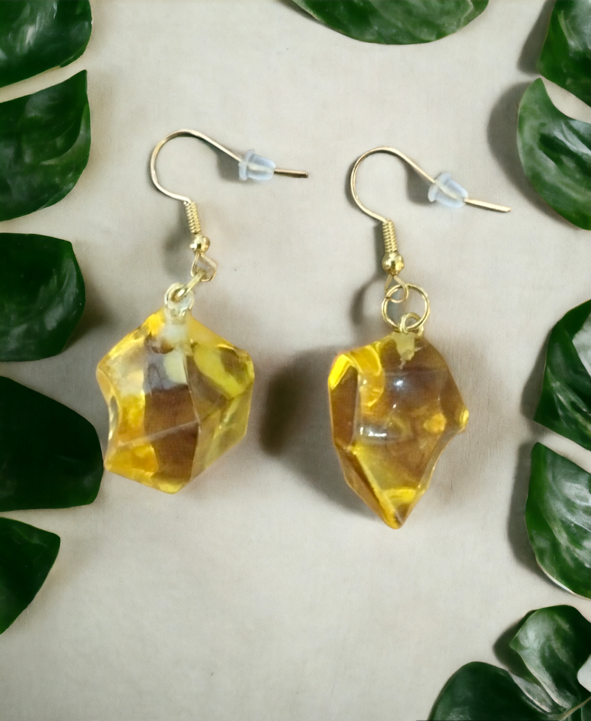 Pendientes Abstractos de Resina Epoxi en Amarillo: Vibrante Originalidad - 4