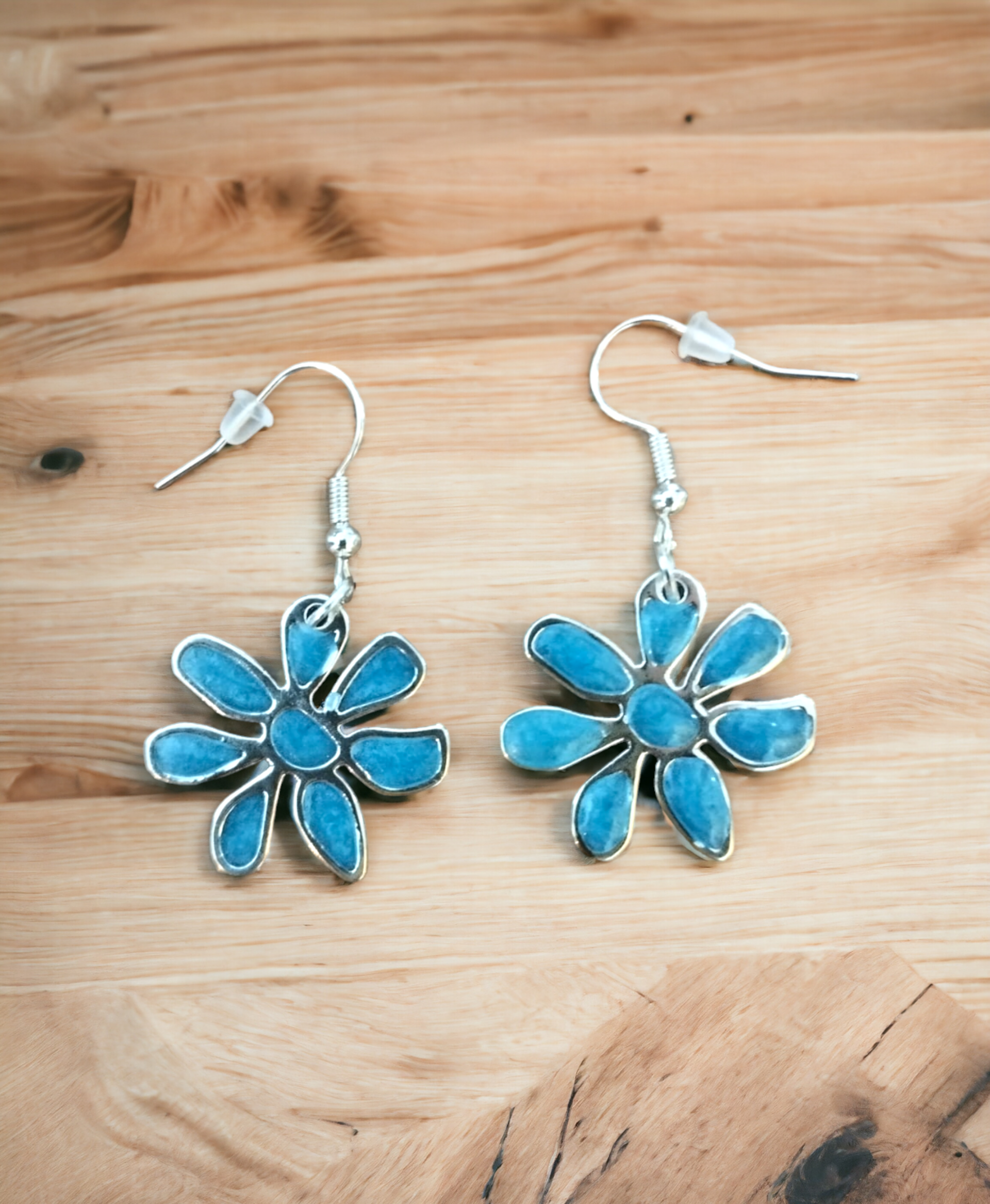 Pendientes Flor Mediana Azul Claro Nacarado: Elegancia Celestial (VENDIDO) - 5