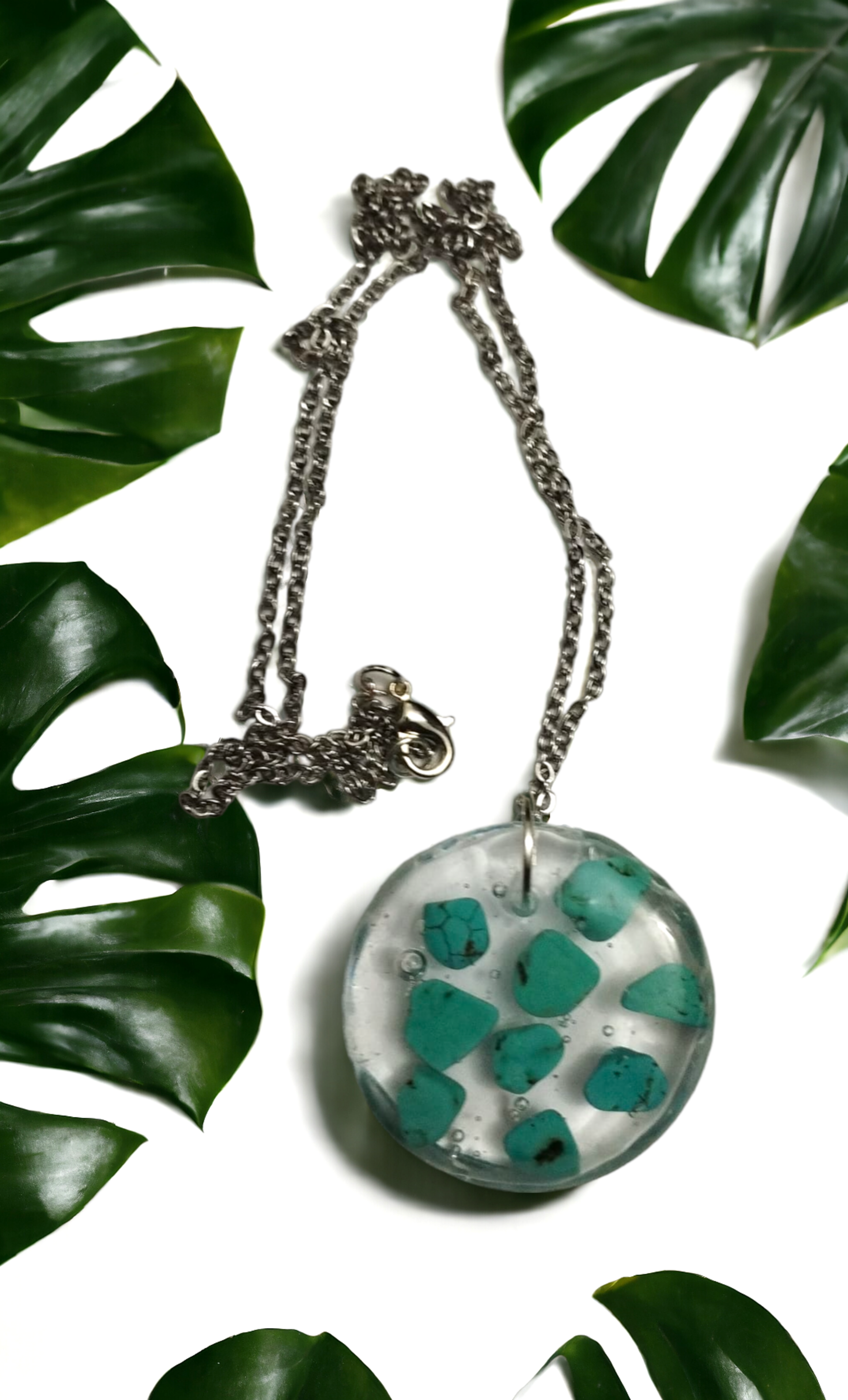 Colgante Redondo con Piedras Turquesa en Resina Epoxi: Elegancia del Mar - 6