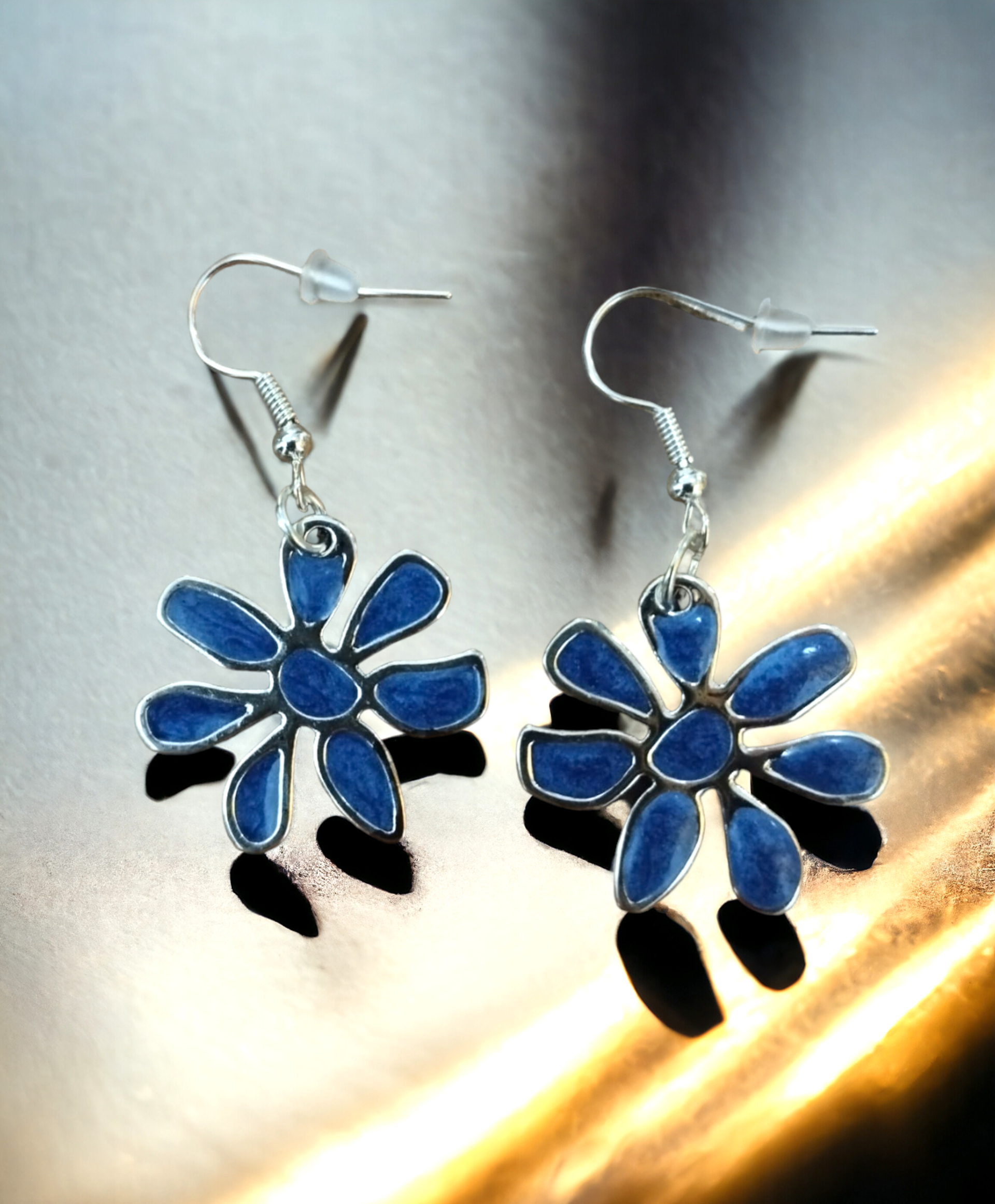 Pendientes Flor Mediana Azul Marino Nacarado: Sofisticación Oceánica - 3