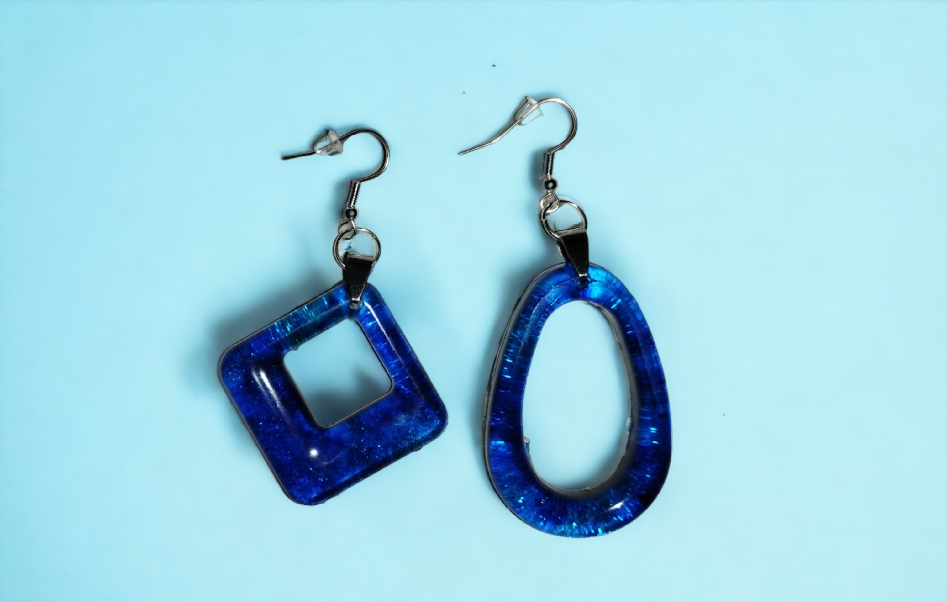 Dúo Radiante: Pendientes de Resina Epoxi en Azul Marino con Toque de Plata - 5