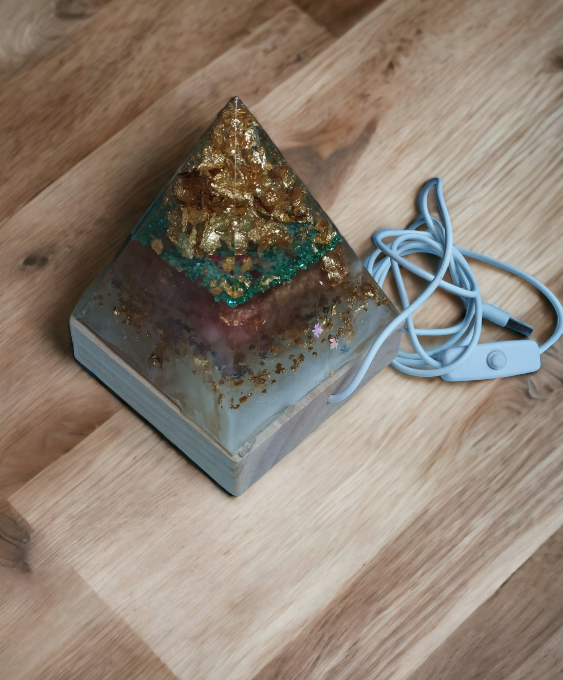 Pirámide de Resina Epoxi con Pan de Oro: Luz y Elegancia en una Lámpara Única - 7