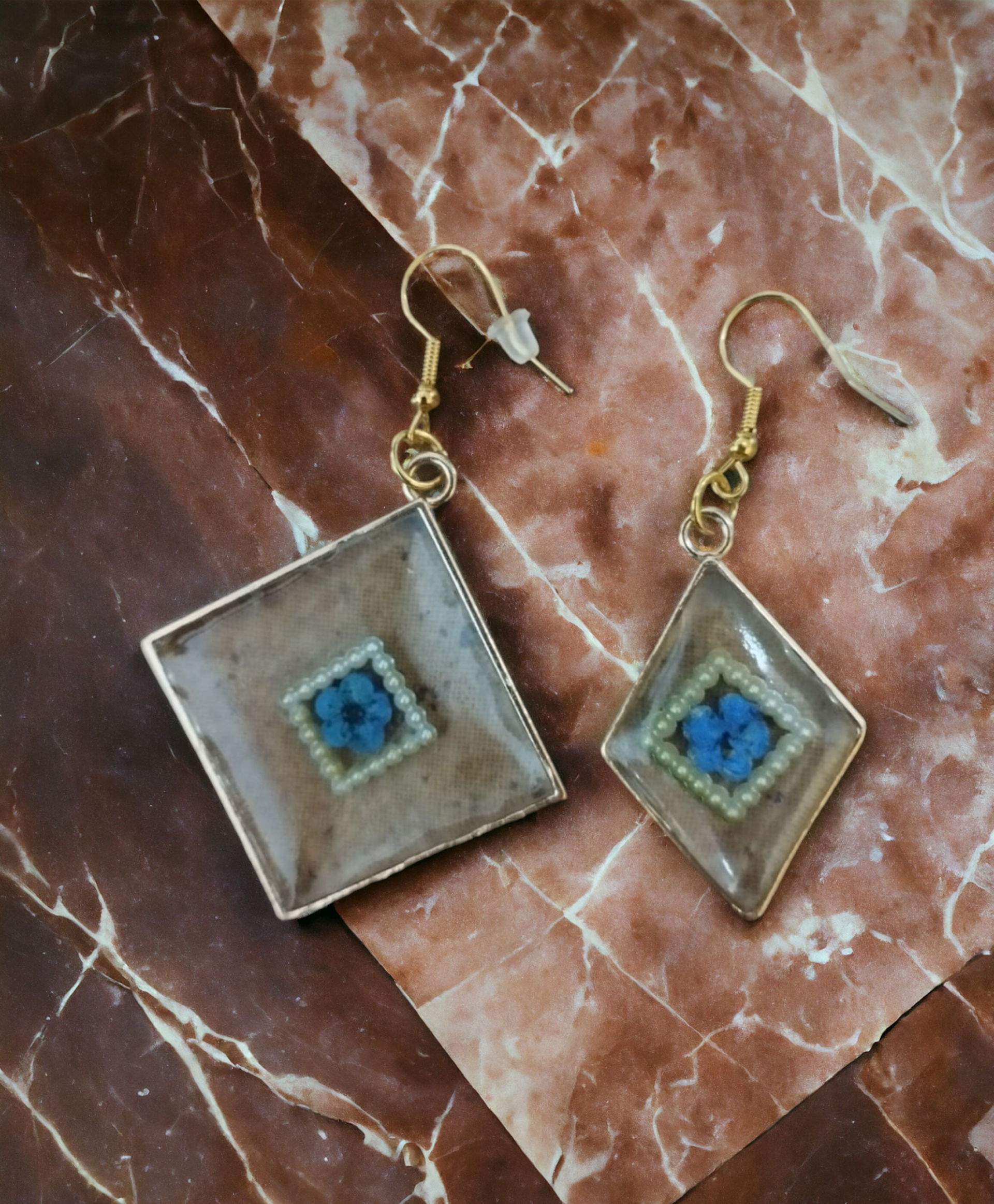 Pendientes Triangulares con Flores Secas: Elegancia Natural en Cada Giro - 5