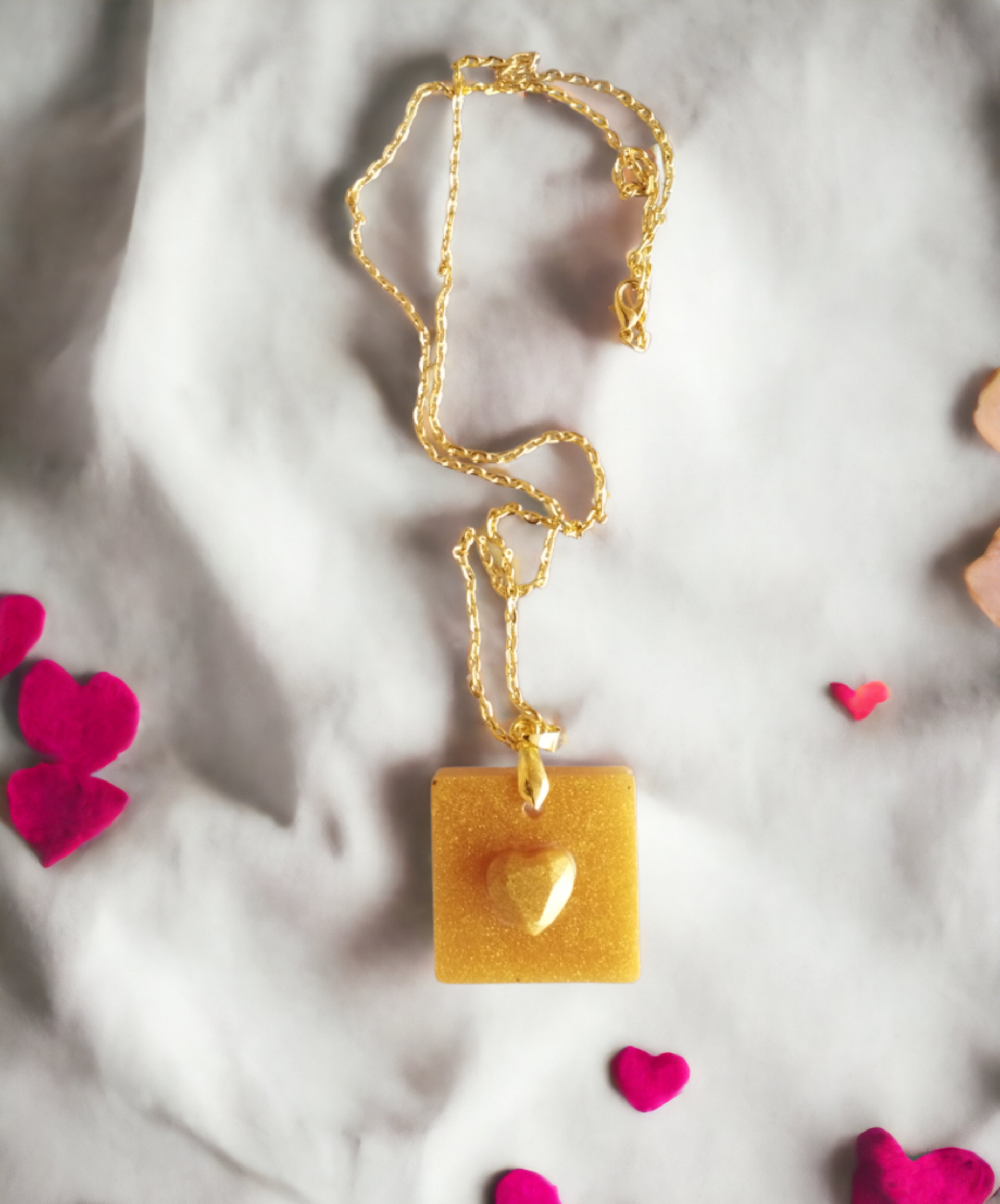 Colgante de Resina Epoxi en Oro con Corazón - 3