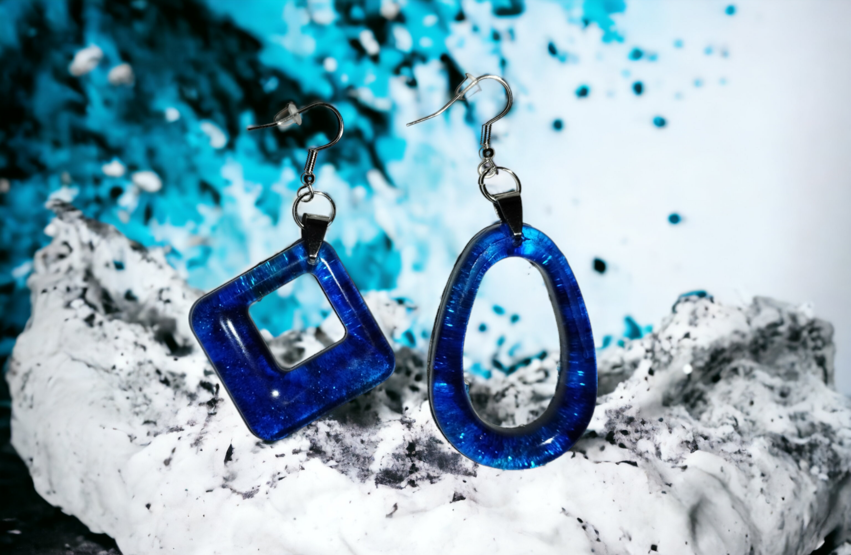 Dúo Radiante: Pendientes de Resina Epoxi en Azul Marino con Toque de Plata - 4