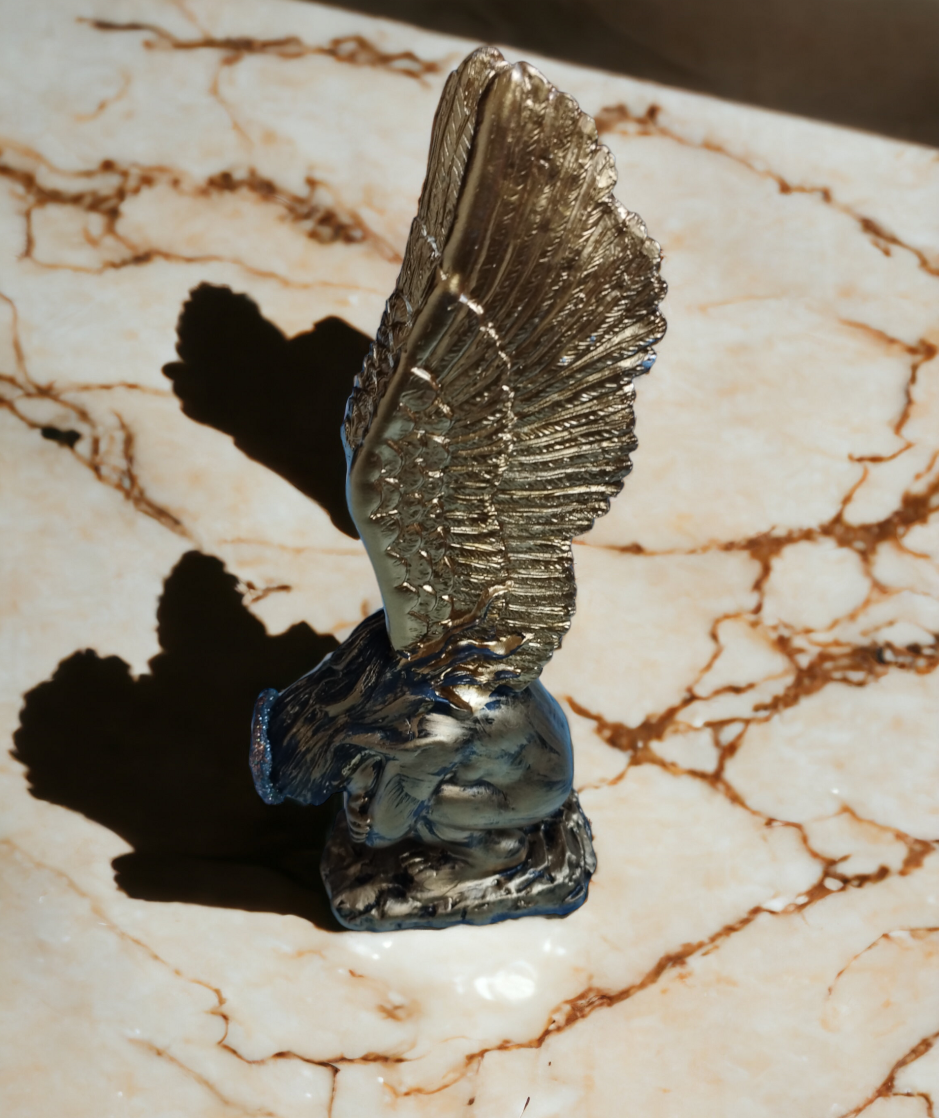 Ángel de Serenidad: Escultura en Resina que Imita el Bronce - 4