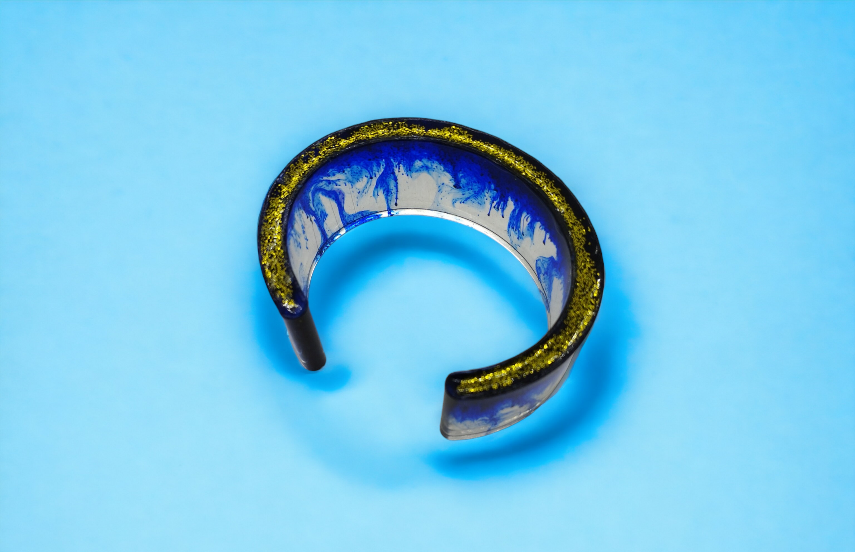 Pulsera abierta de resina epoxi: elegancia con tonos azules y destellos dorados - 3