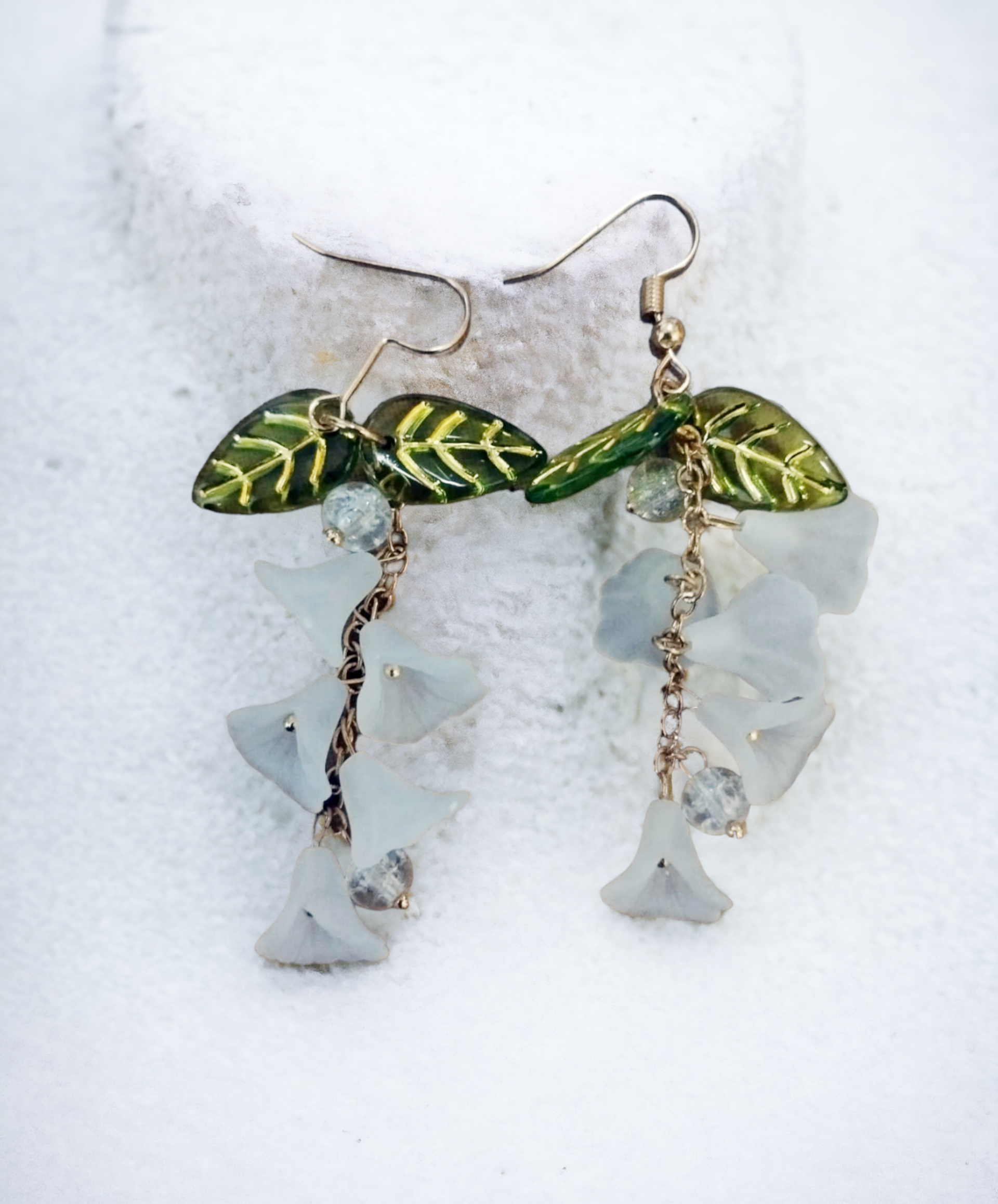 Pendientes Colgantes con Campanillas de Flores Blancas en Resina Epoxi (VENDIDO) - 6