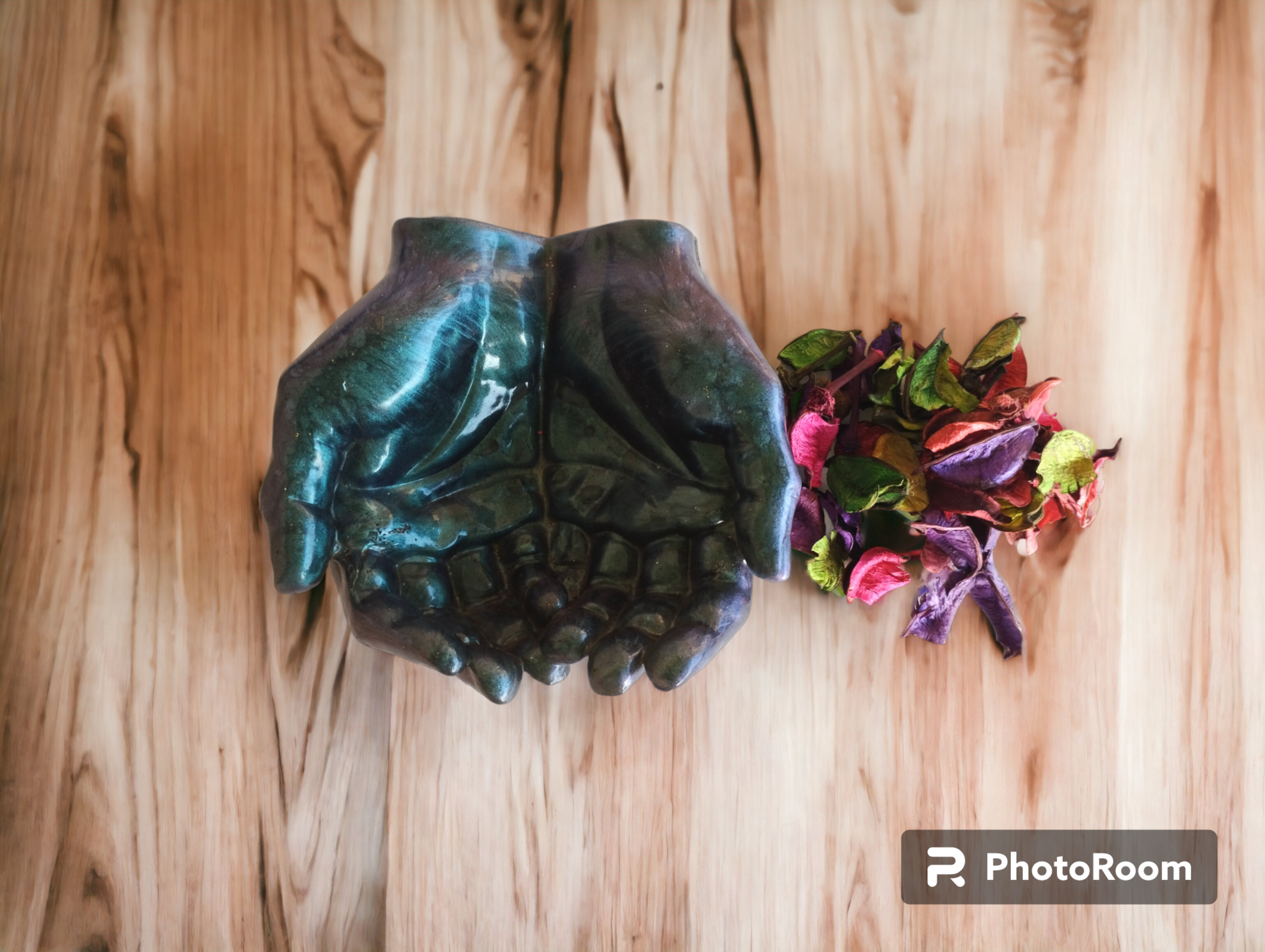 Escultura de manos en resina epoxi para poner flores secas de olor. - 2