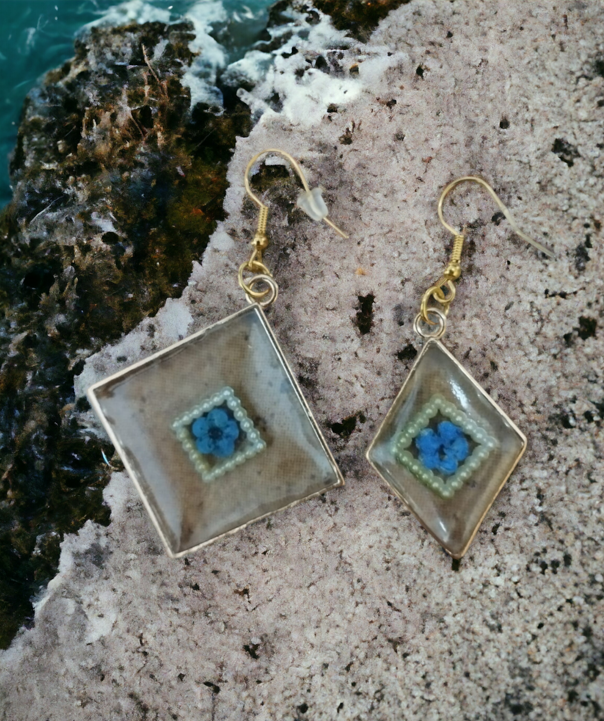 Pendientes Triangulares con Flores Secas: Elegancia Natural en Cada Giro - 3