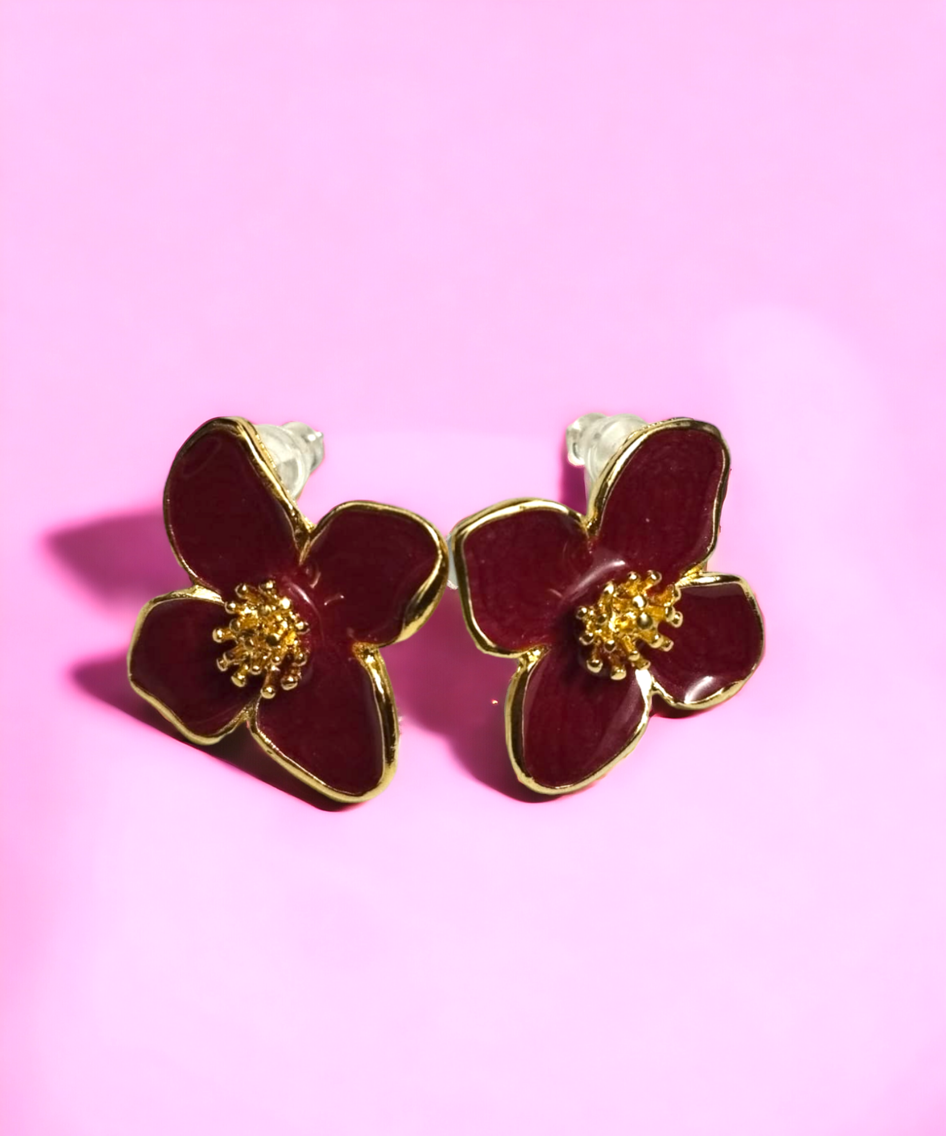 Pendientes de Flor de 4 Hojas en Resina Epoxi Roja: Elegancia Dorada de 18 Quil. - 8