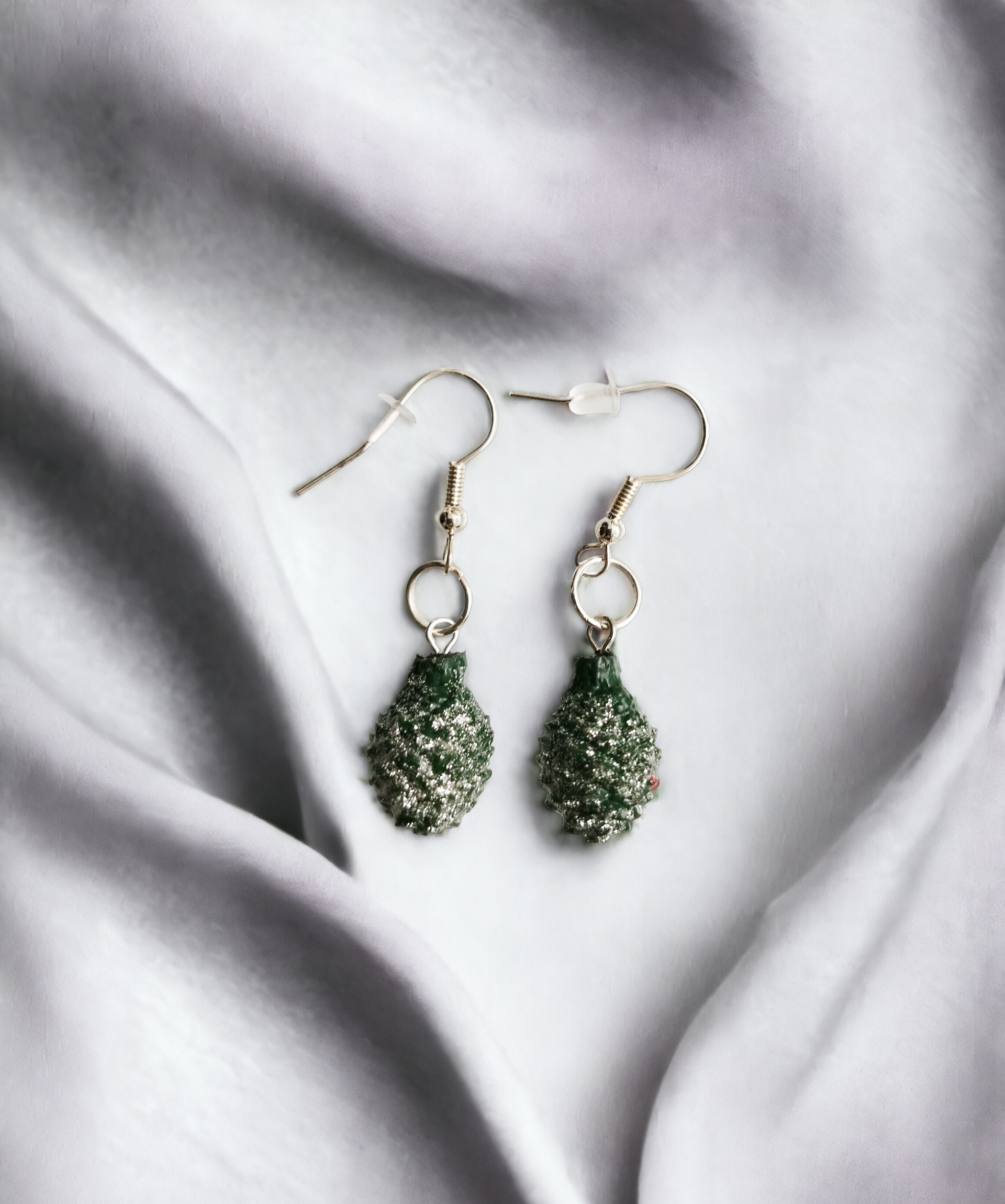 Pendientes de Piñas Naturales con Resina Epoxi y Purpurina Plateada - 5