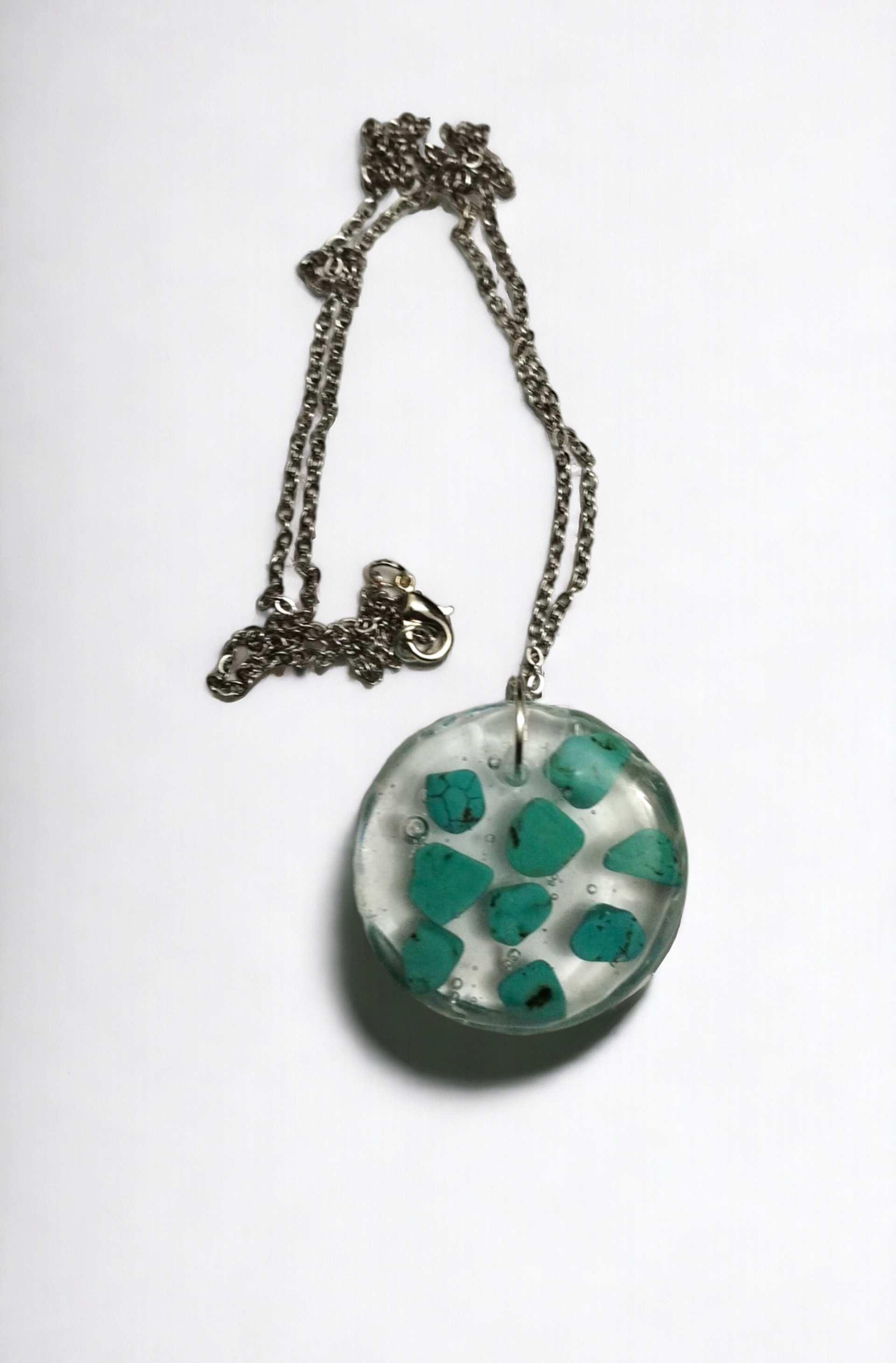 Colgante Redondo con Piedras Turquesa en Resina Epoxi: Elegancia del Mar - 7