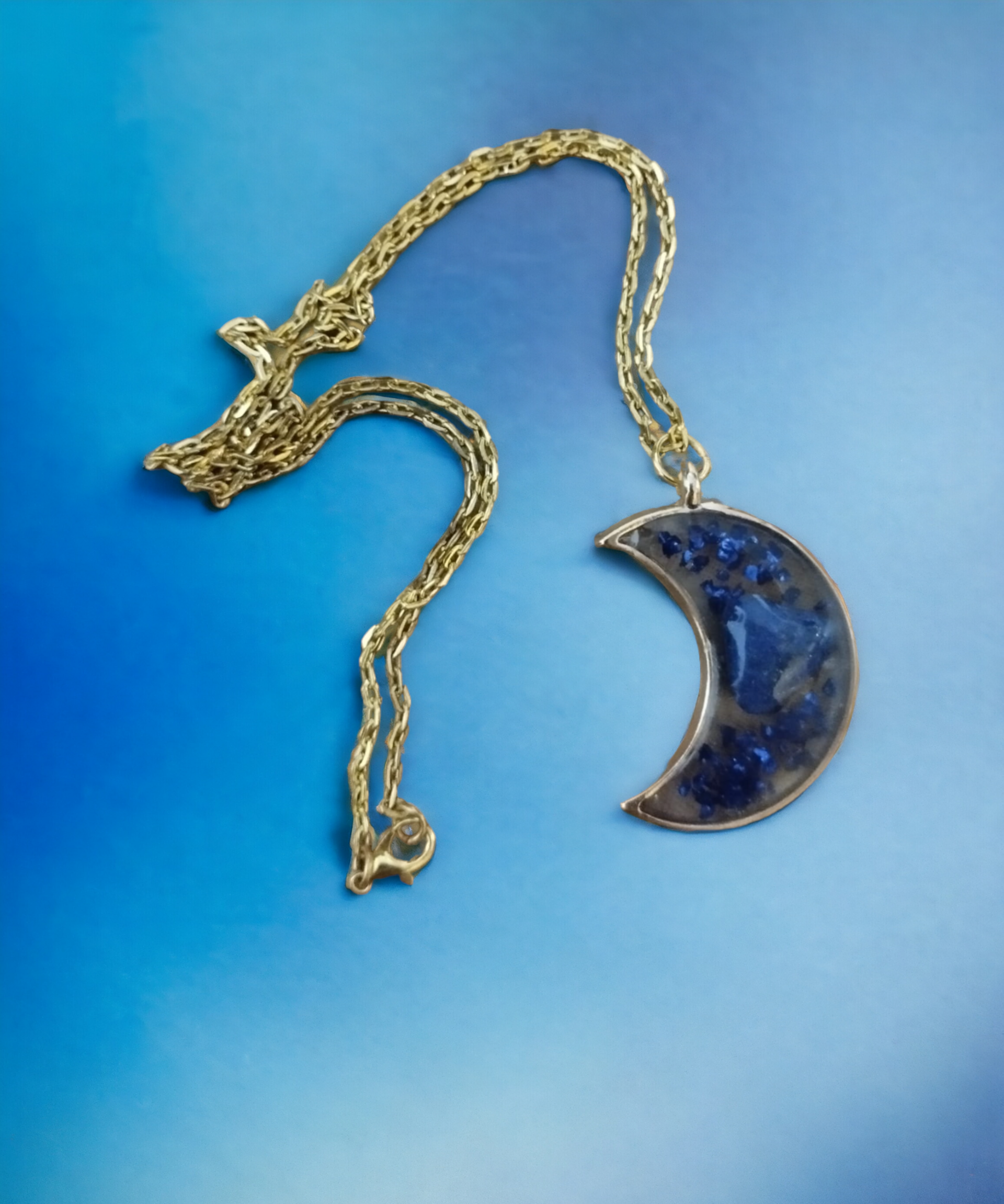 Colgante Media Luna con Piedras Azules en Resina Epoxi: Elegancia Celestial - 4