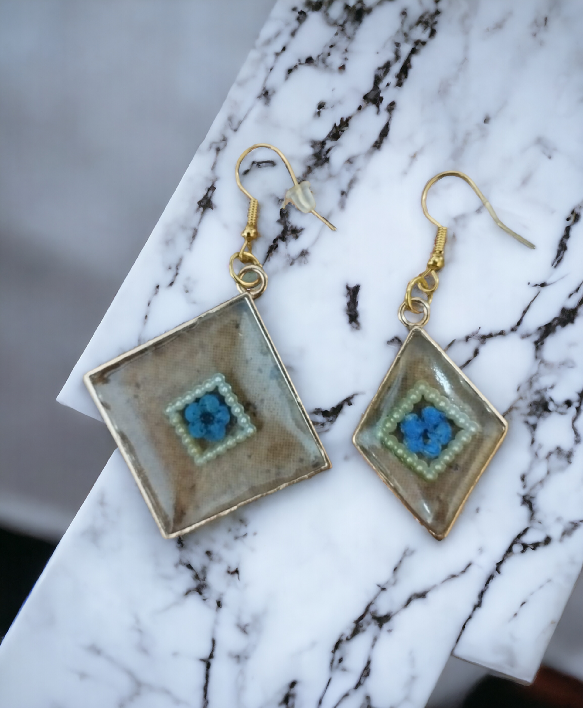 Pendientes Triangulares con Flores Secas: Elegancia Natural en Cada Giro - 6
