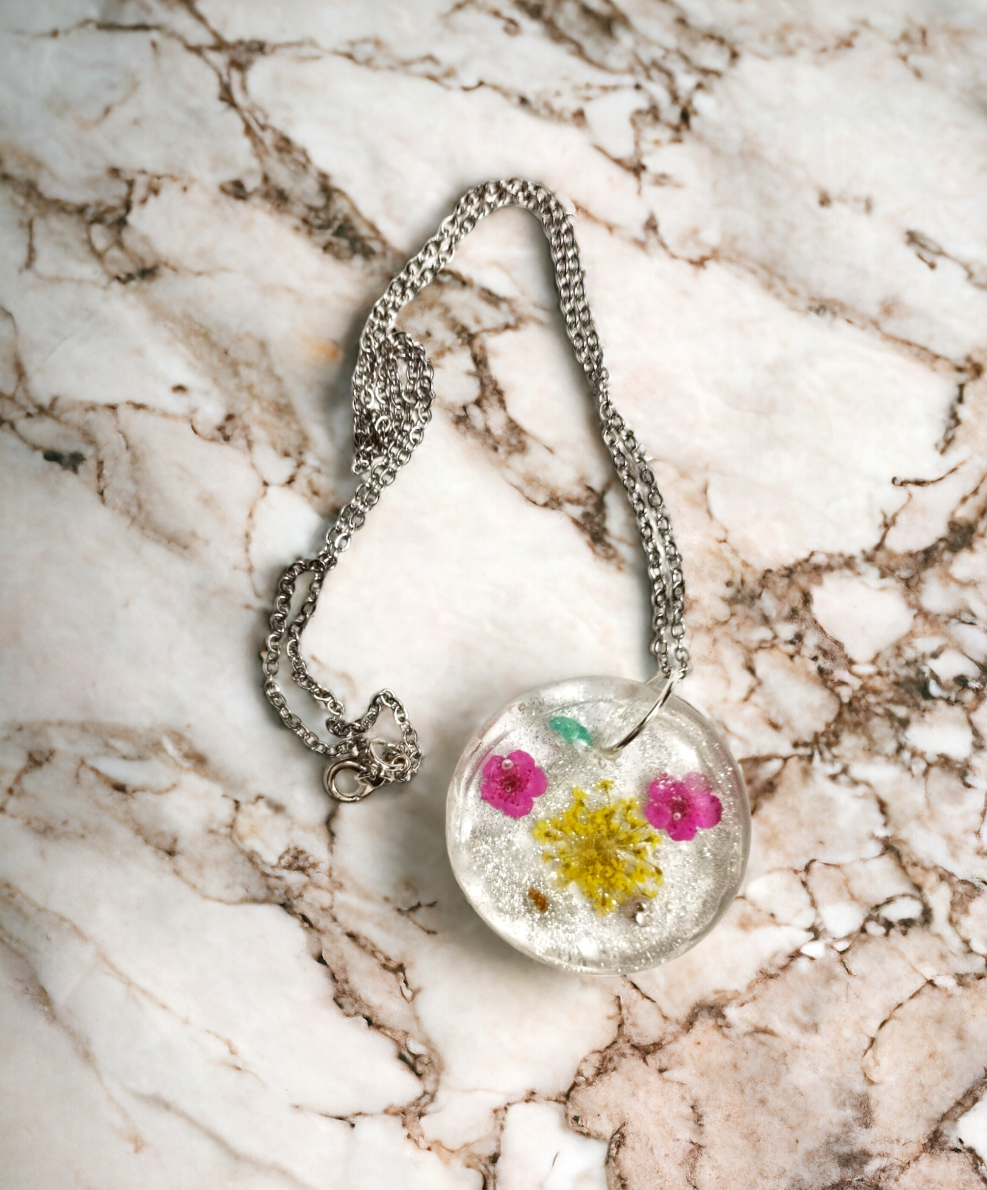 Colgante Redondo de Resina Epoxi con Flores Secas: Naturaleza en Joya - 7