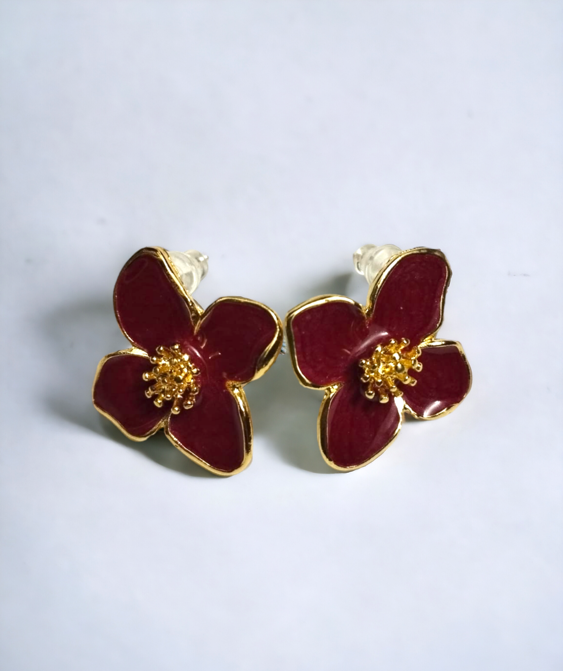 Pendientes de Flor de 4 Hojas en Resina Epoxi Roja: Elegancia Dorada de 18 Quil. - 6