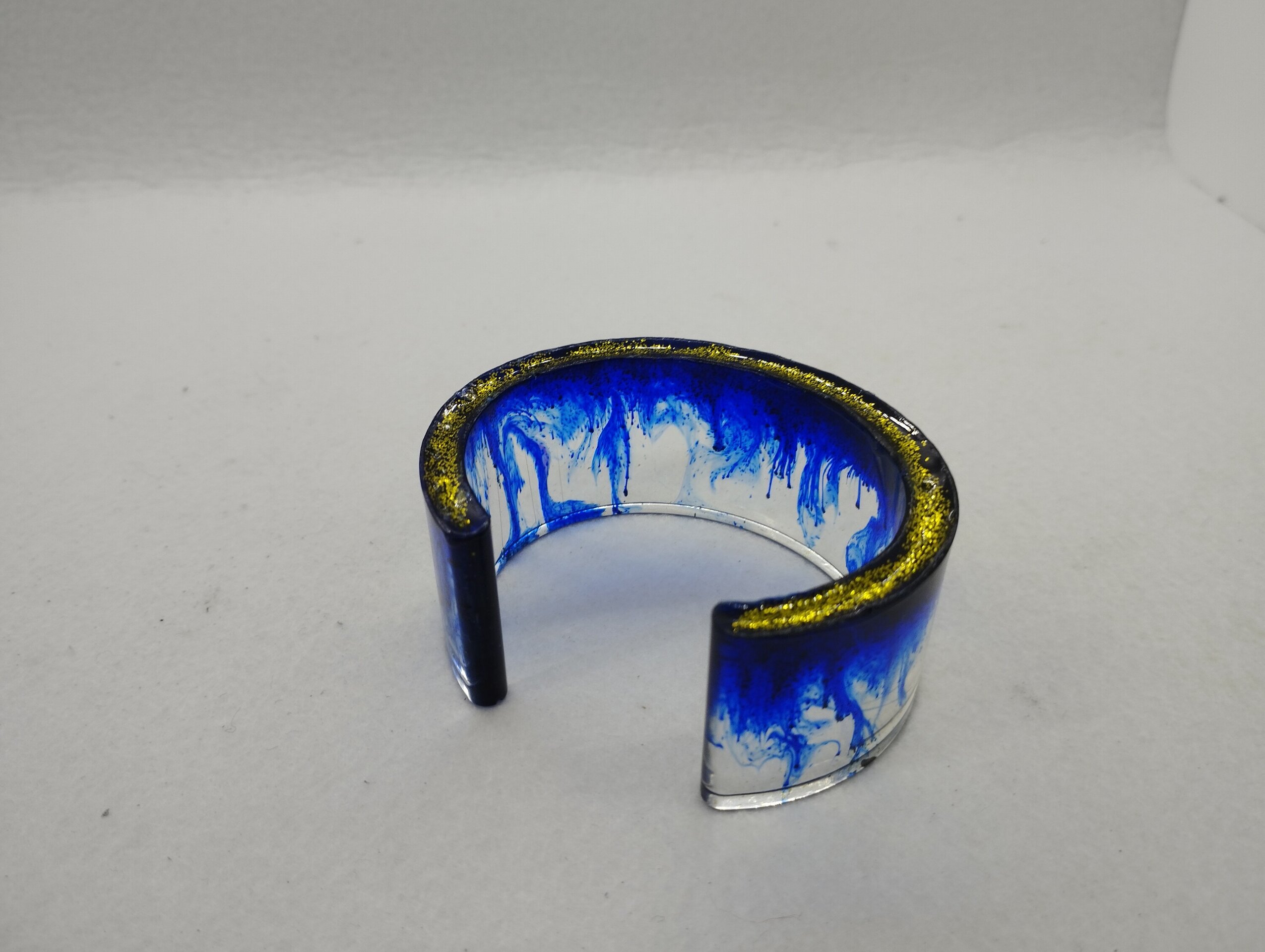Pulsera abierta de resina epoxi: elegancia con tonos azules y destellos dorados - 5