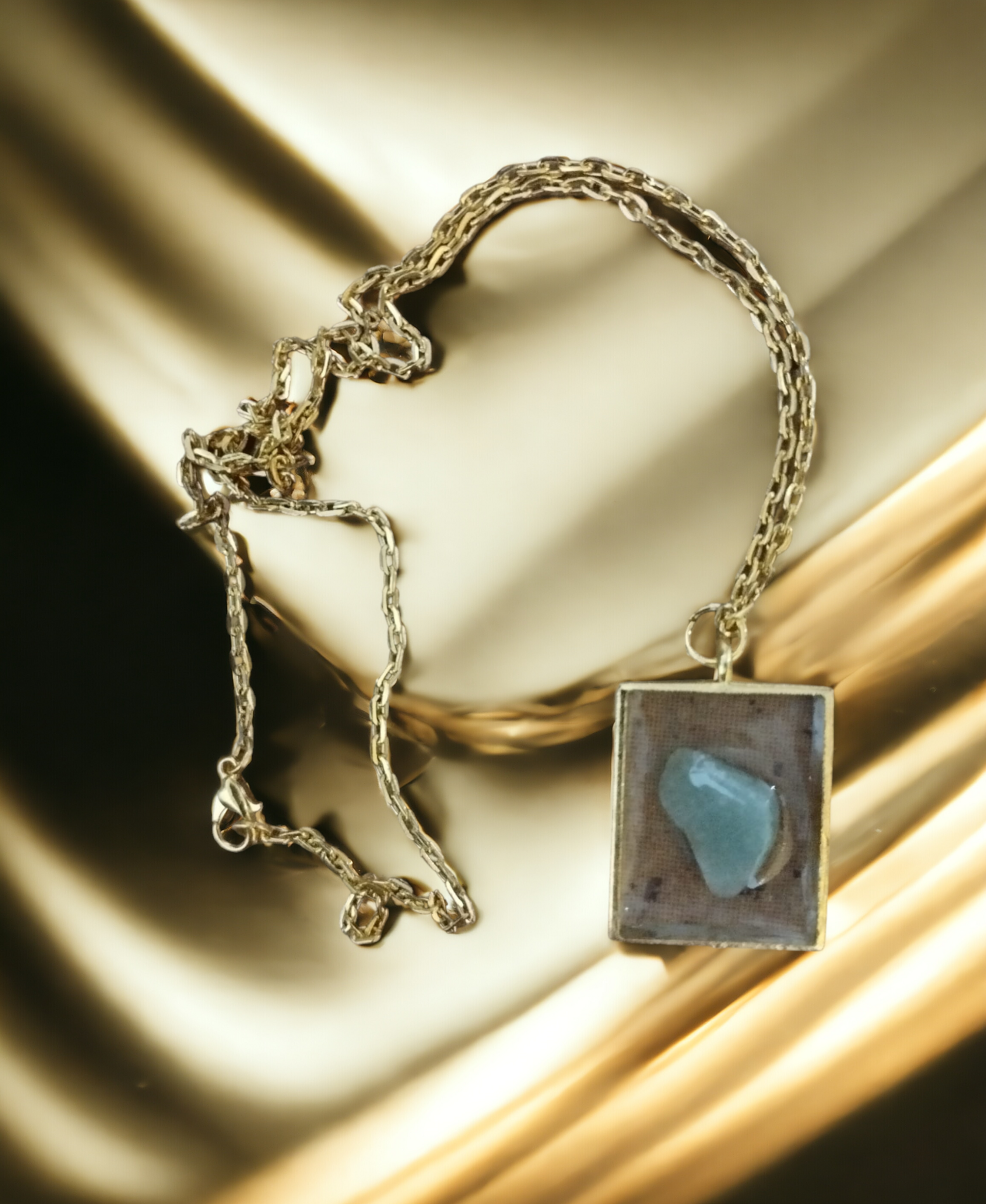 Colgante Rectangular con Piedra Verde Encapsulada en Resina Epoxi - 5