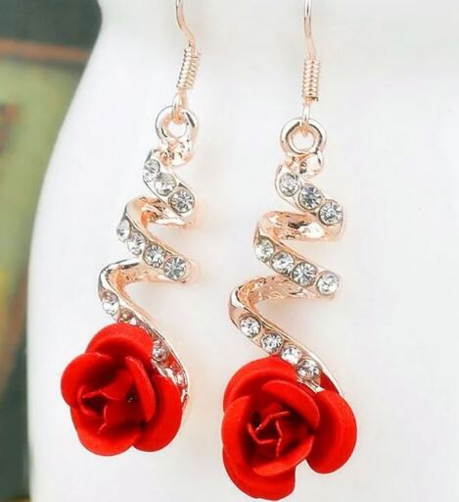 Pendientes con forma de rosa roja y diamantes de imitación - Chapados en oro - 2