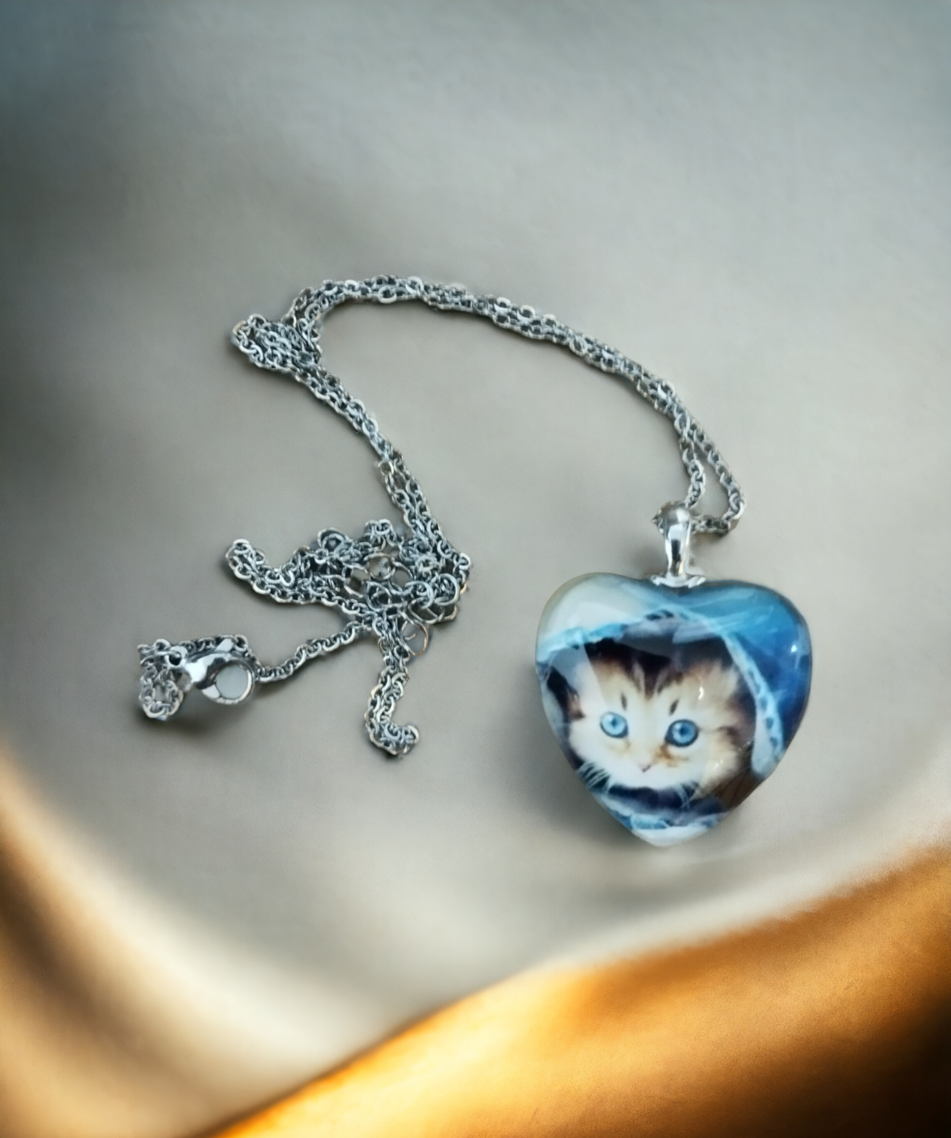 Colgante de Resina Epoxi Forma de Corazón con Gatito de Ojos Verdes (VENDIDO) - 3