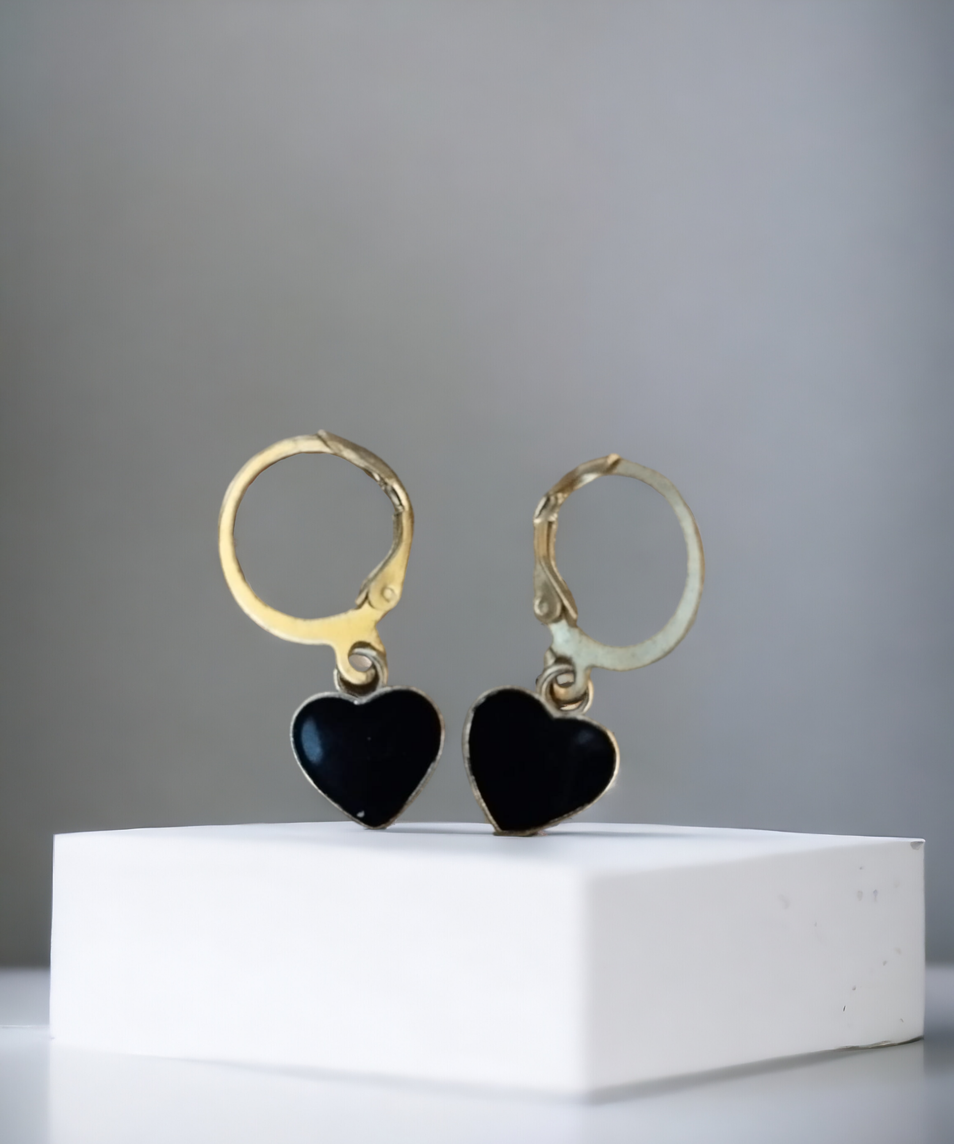 Pendientes Corazón con Fondo Negro: Elegancia en Contraste (VENDIDO) - 5