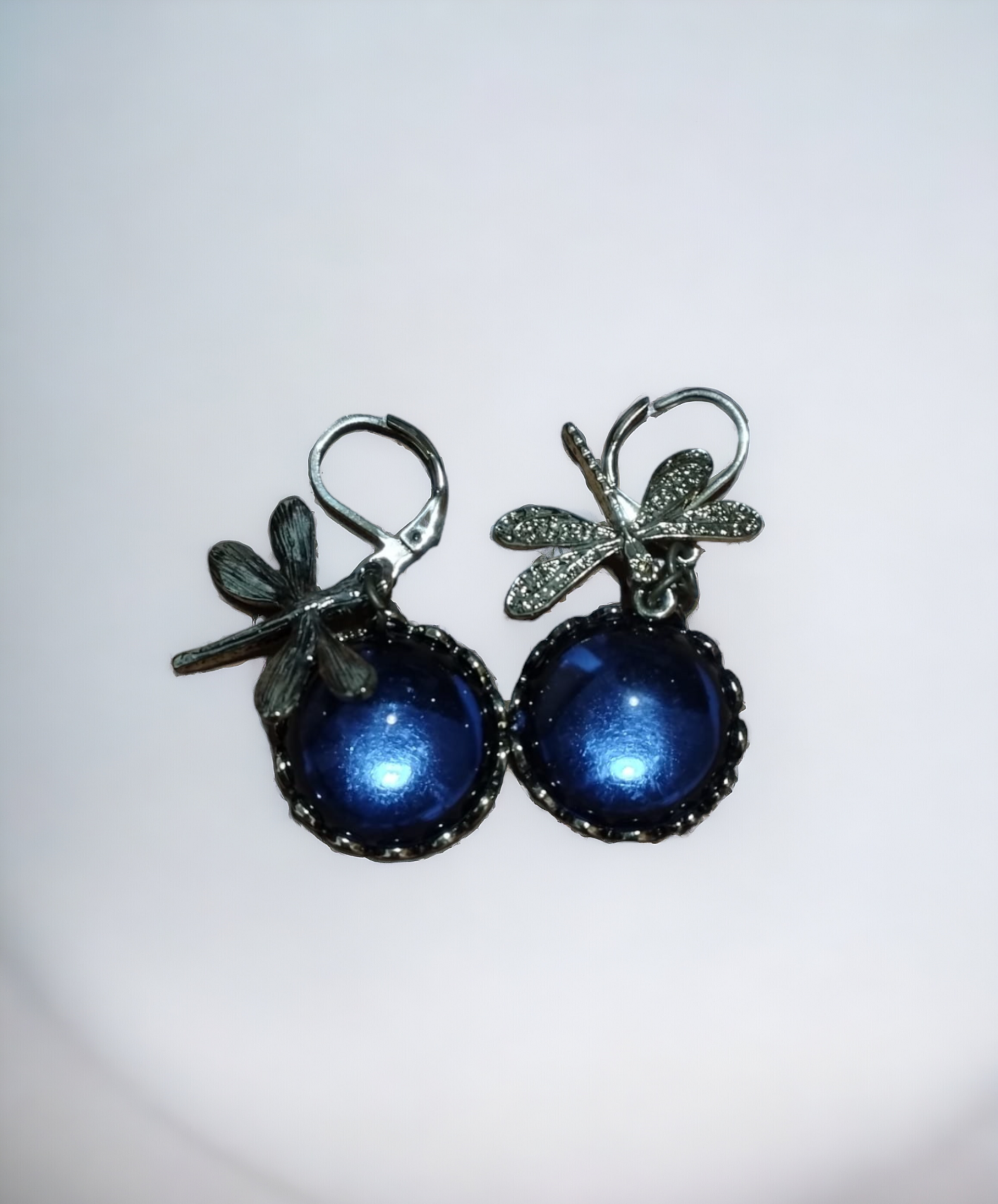 Pendientes con Gota Azul Brillante y Adornos de Libélulas: Elegancia Aérea - 2