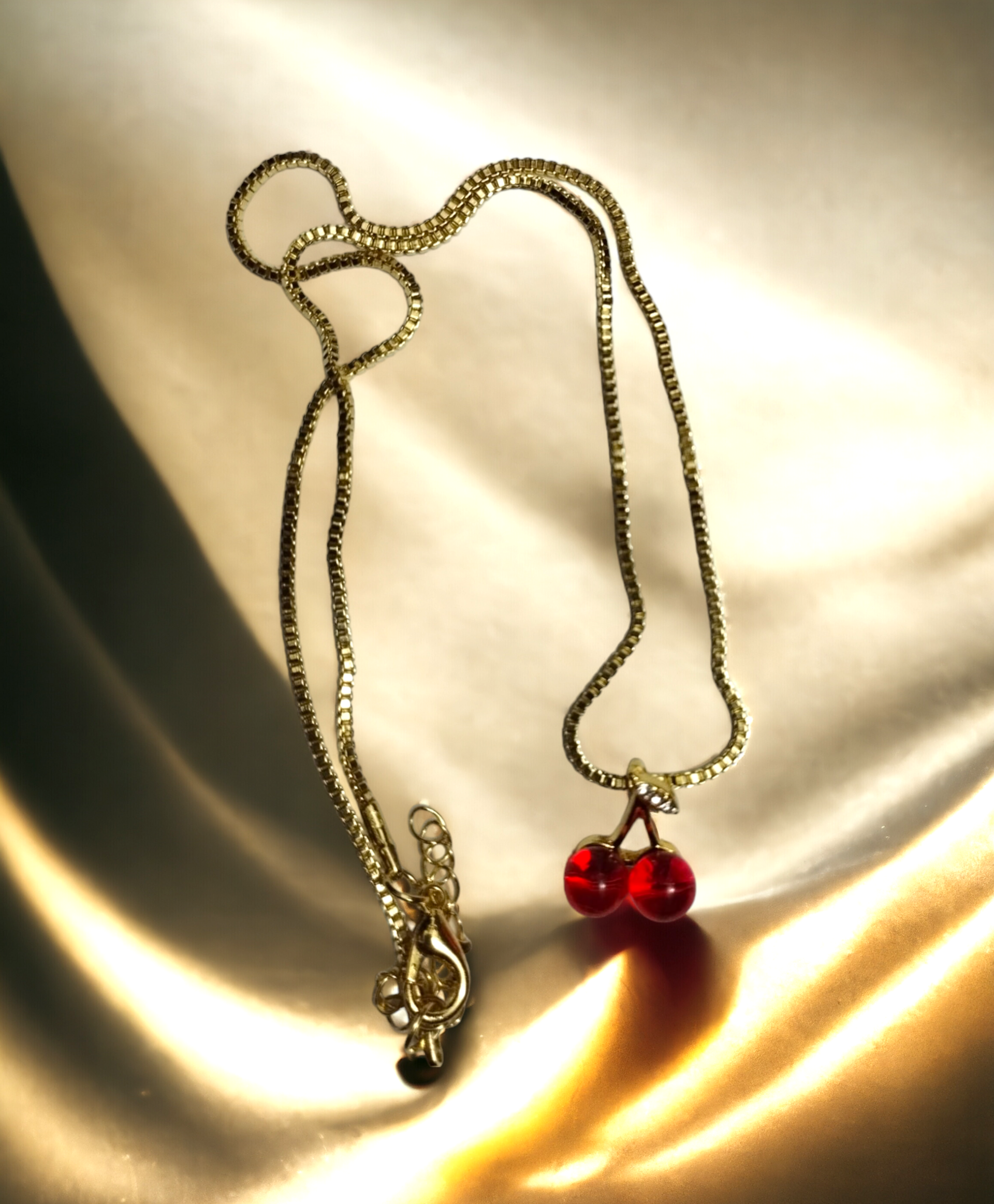 Colgante de Mini Cerezas Rojas con Circonita: Dulzura y Elegancia(VENDIDO) - 3