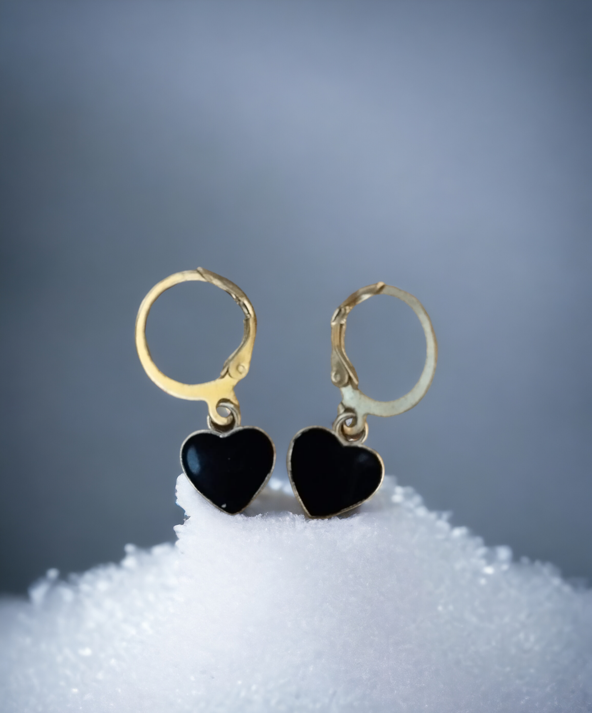Pendientes Corazón con Fondo Negro: Elegancia en Contraste (VENDIDO) - 3