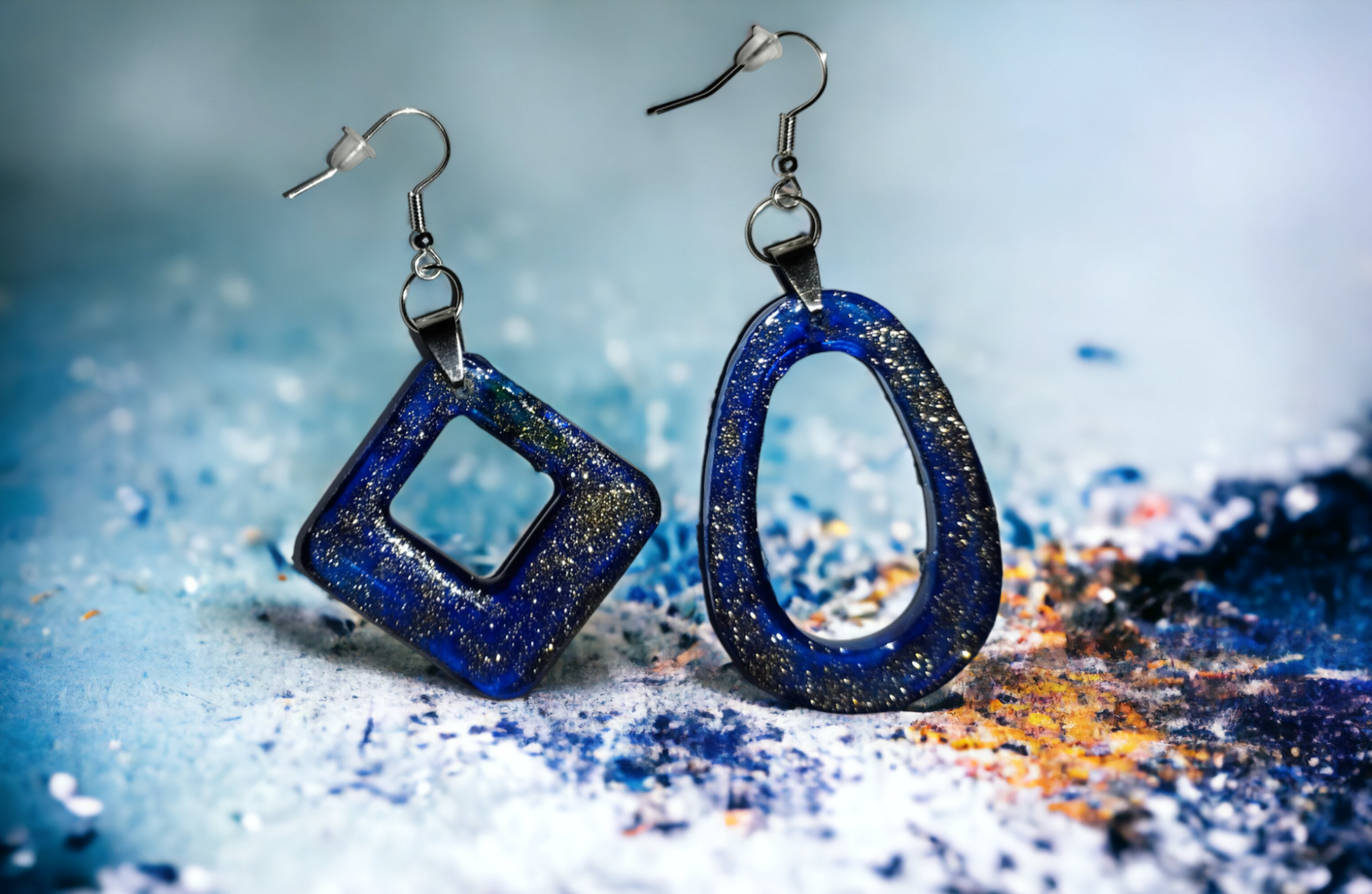 Dúo Radiante: Pendientes de Resina Epoxi en Azul Marino con Toque de Plata - 7