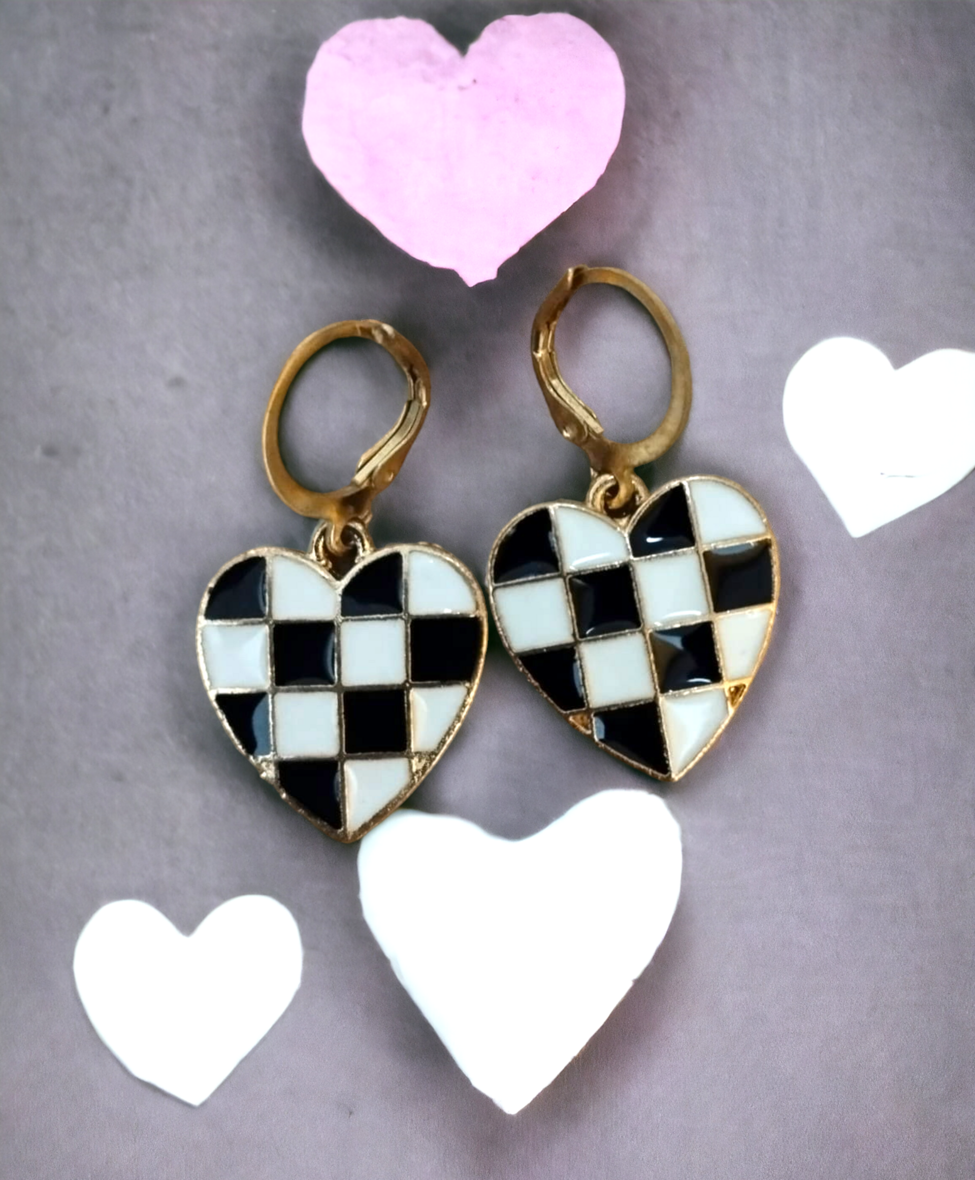 Pendientes Corazón con Fondo Cuadriculado: Elegancia Geométrica en Blanco y Negr - 5