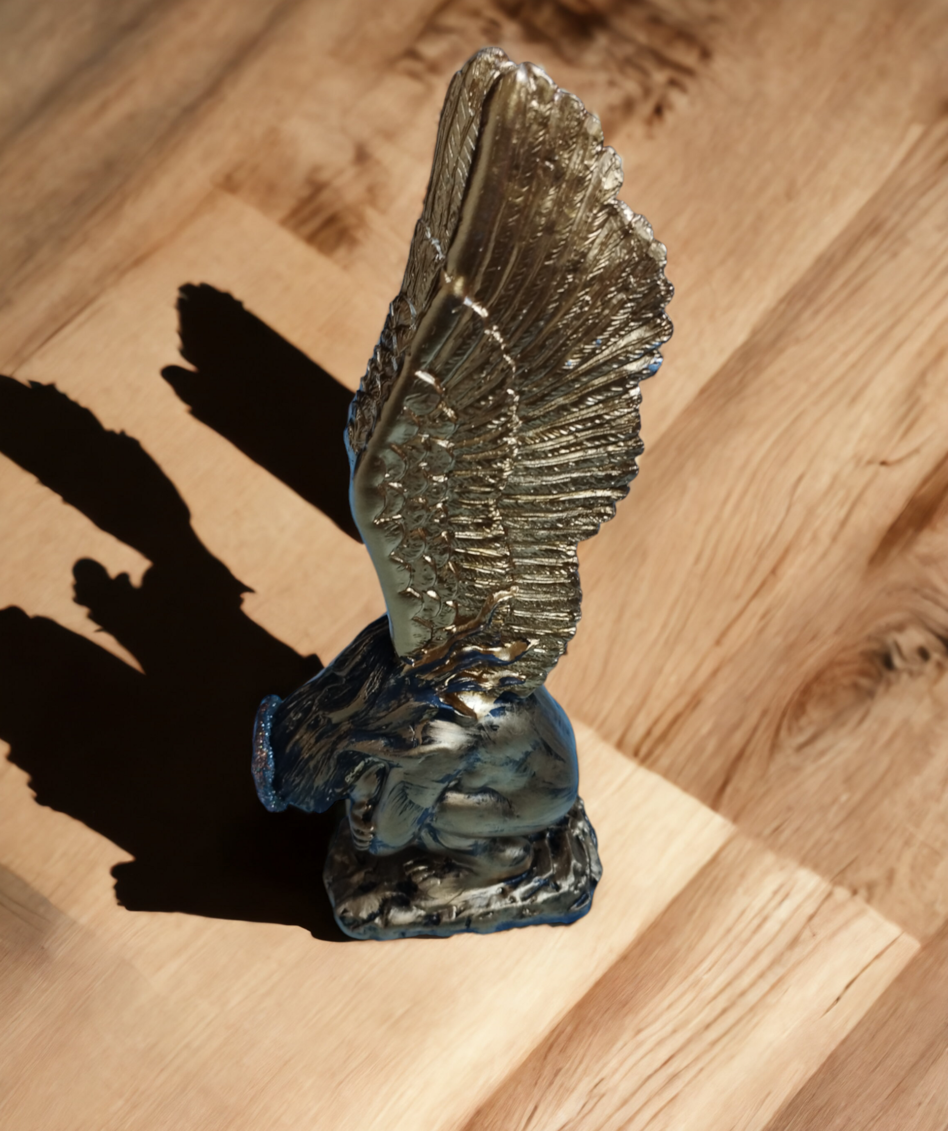 Ángel de Serenidad: Escultura en Resina que Imita el Bronce - 3