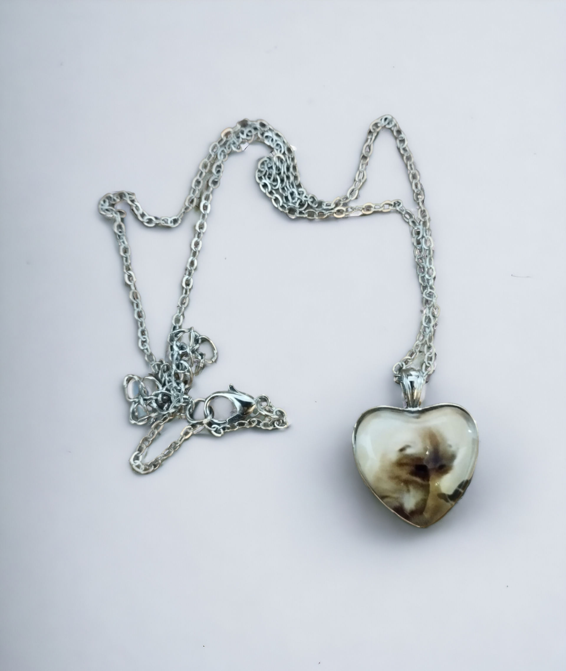 Colgante Corazón con Gatito Blanco: Amor Encapsulado en Resina Epoxi (VENDIDO) - 2