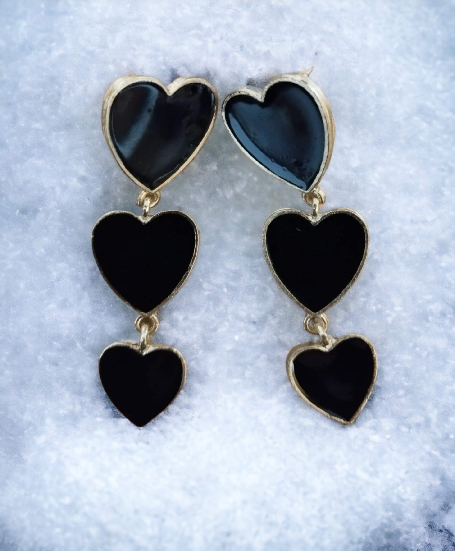 Pendientes Colgantes con Tres Corazones en Fondo Negro: Elegancia en Triple Amor - 4