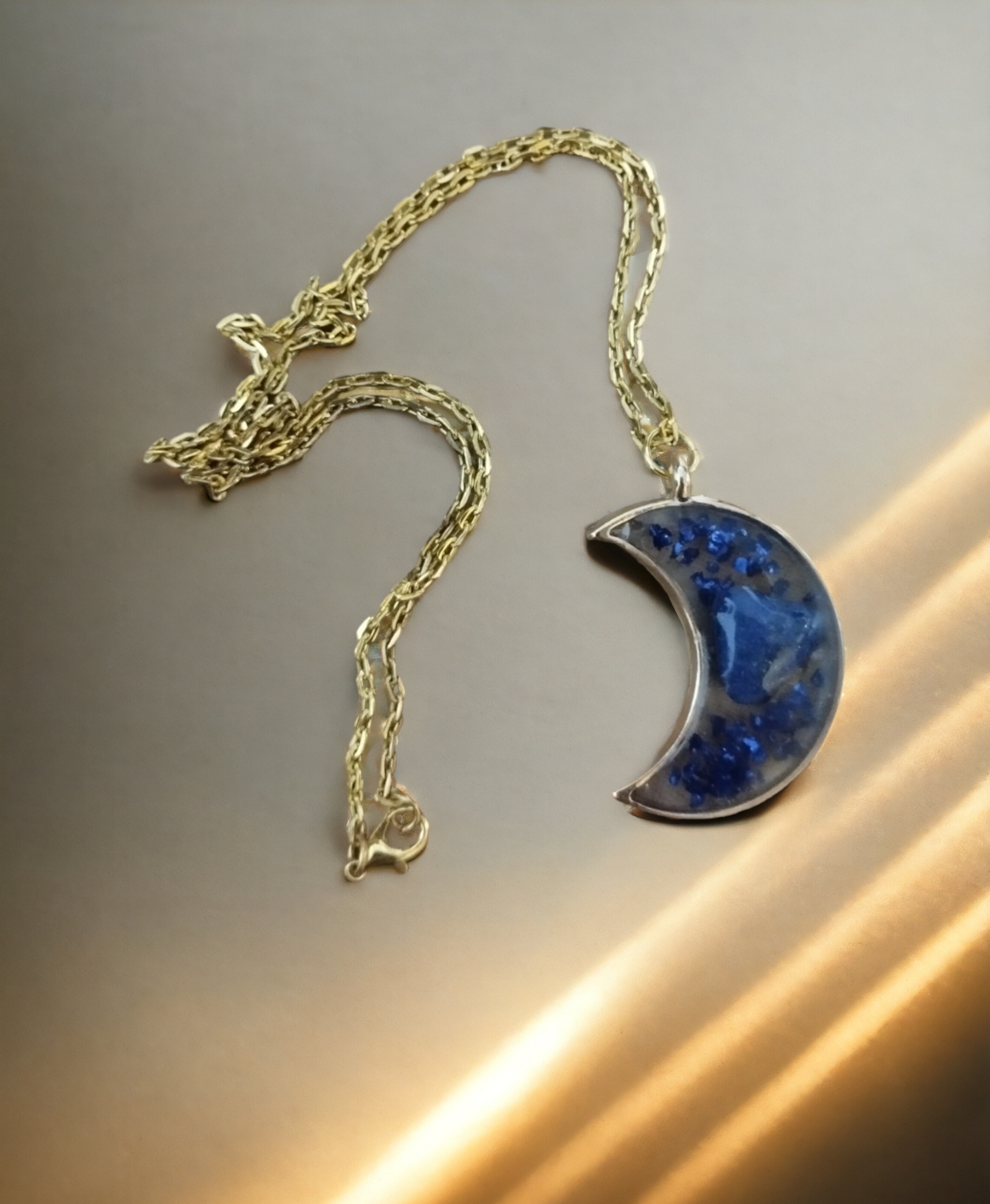 Colgante Media Luna con Piedras Azules en Resina Epoxi: Elegancia Celestial - 3