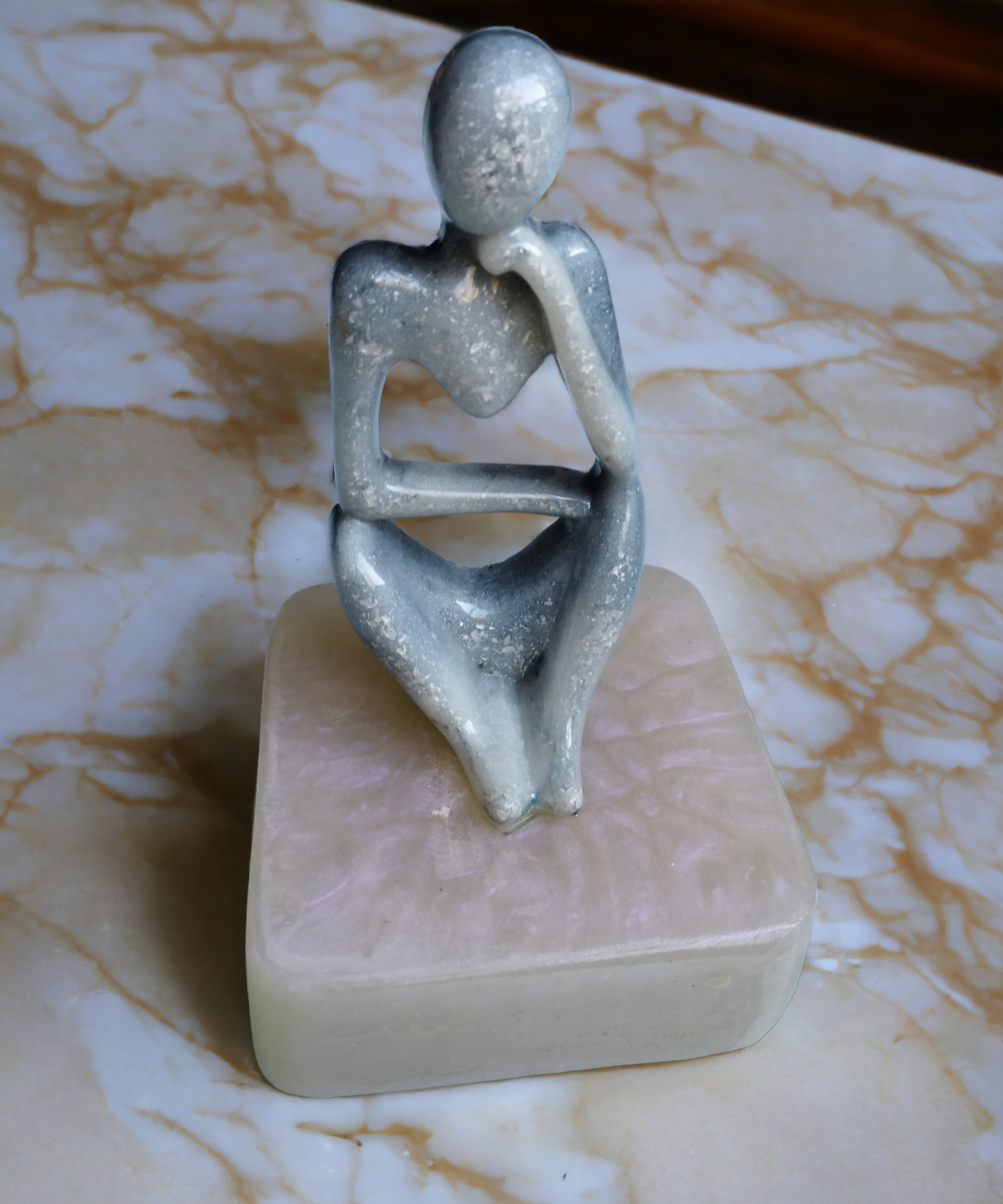 Figura Abstracta de Resina Epoxi en Peana Blanco Nacarado (VENDIDO) - 4