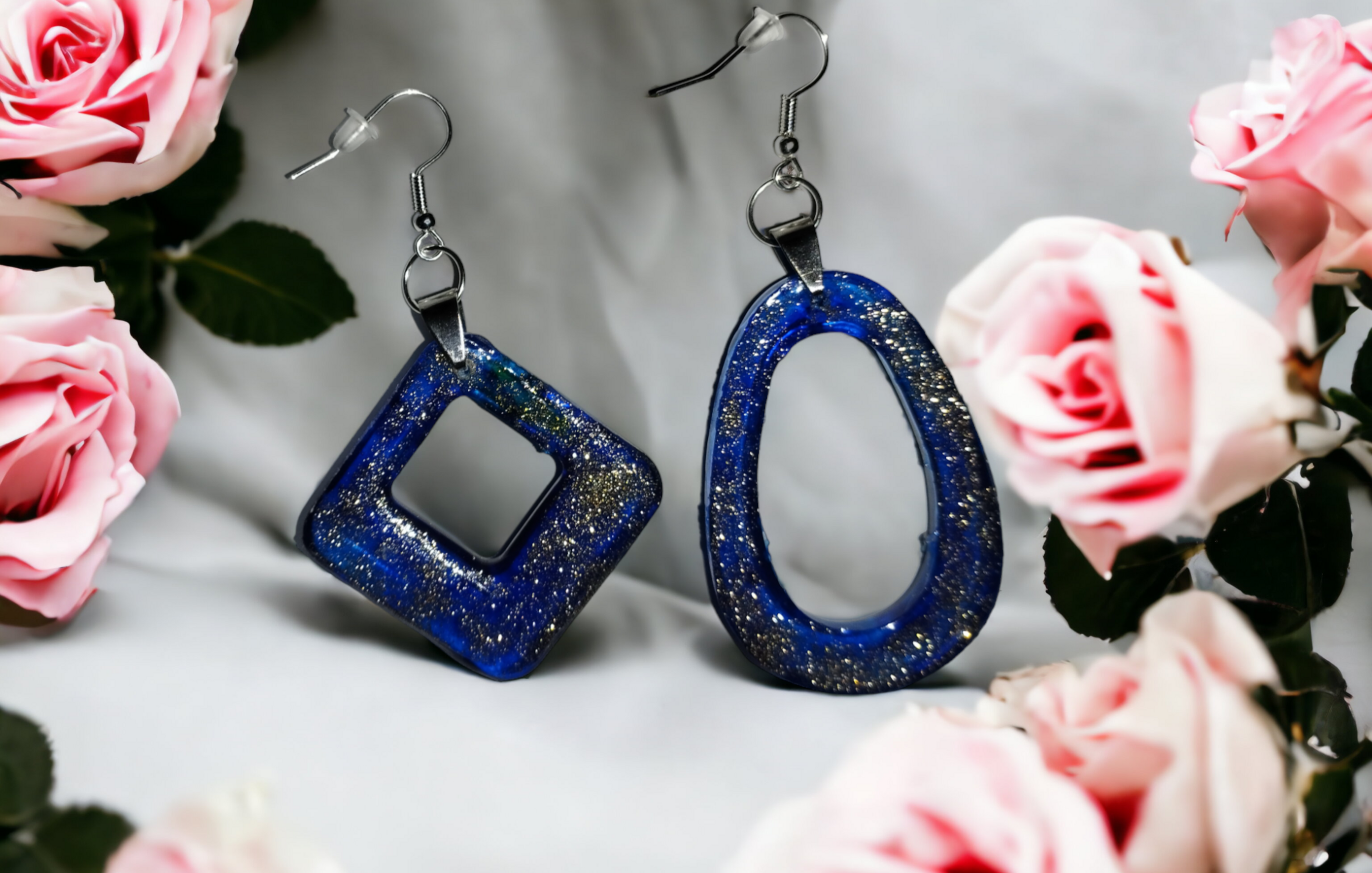Dúo Radiante: Pendientes de Resina Epoxi en Azul Marino con Toque de Plata - 8