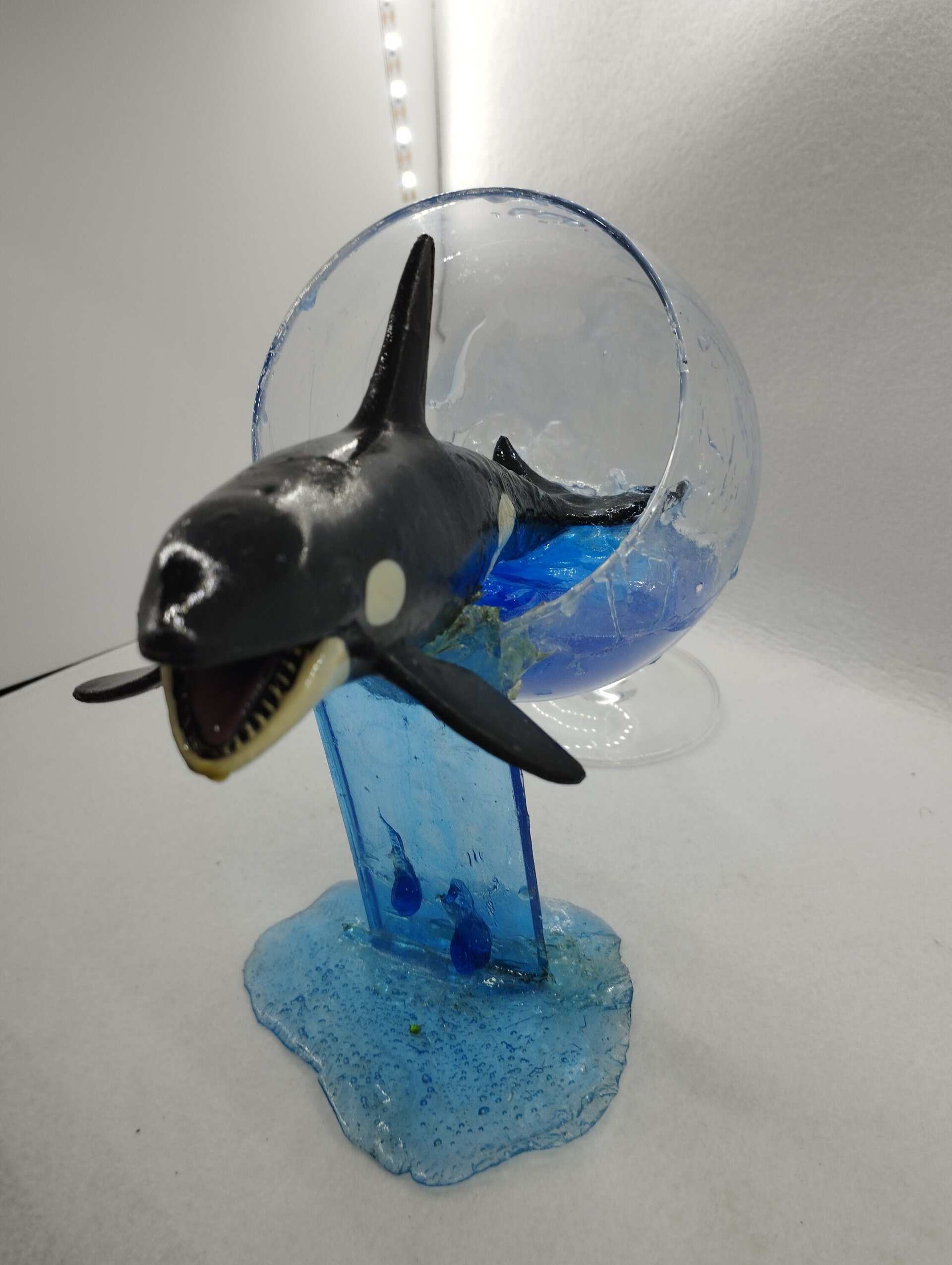 Copa Escultura: Orca con agua de mar en resina epoxi - 3