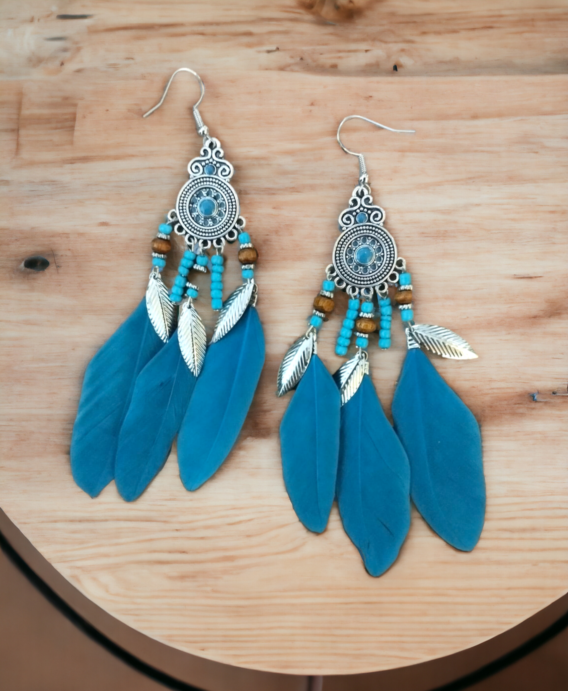 Pendientes Bohemios con Plumaje Azul: Espíritu Libre y Estilo Vibrante - 6