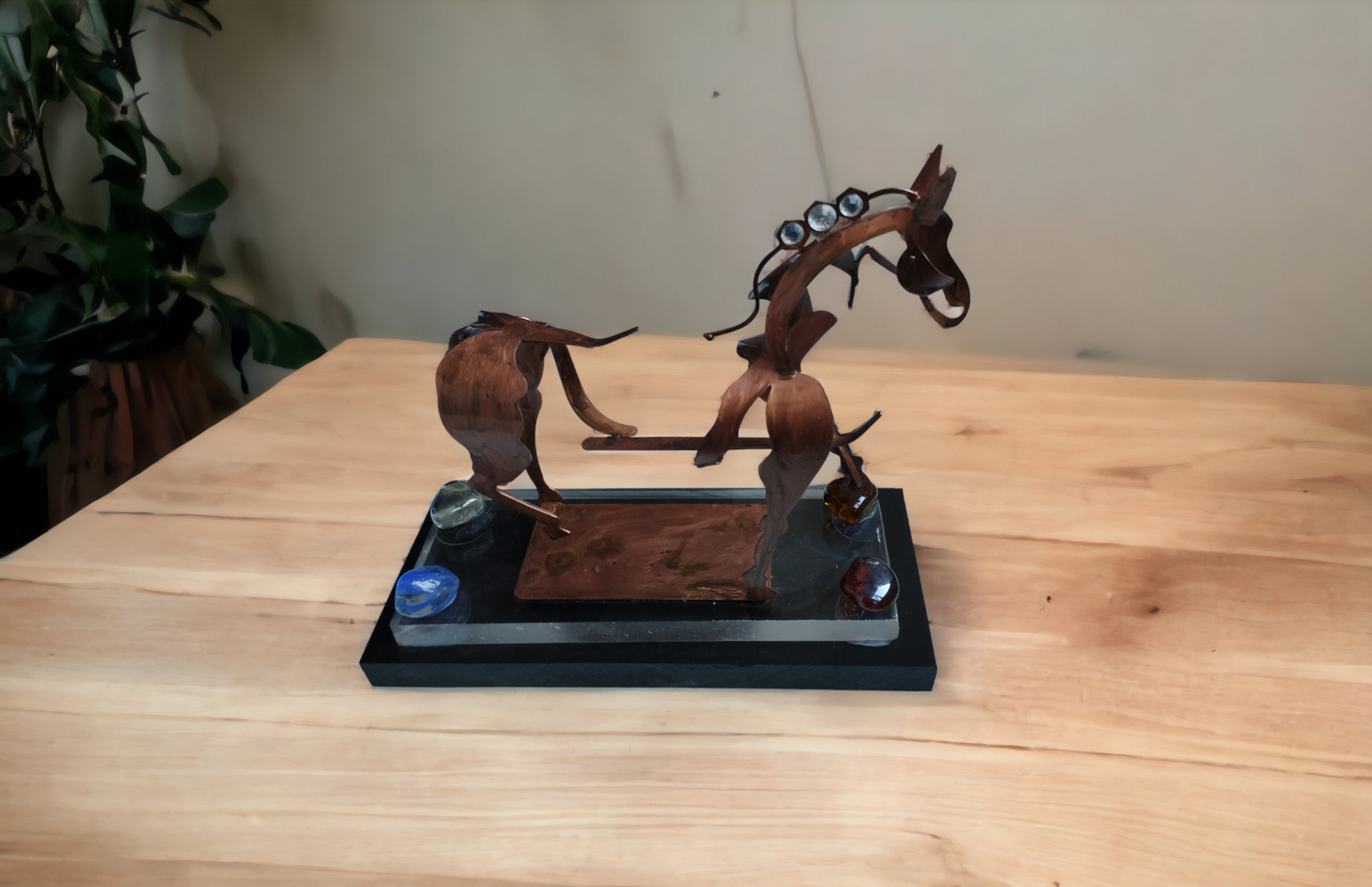 Caballo de Cobre: Elegancia con Base de Resina Epoxi Transparente y Negra - 5