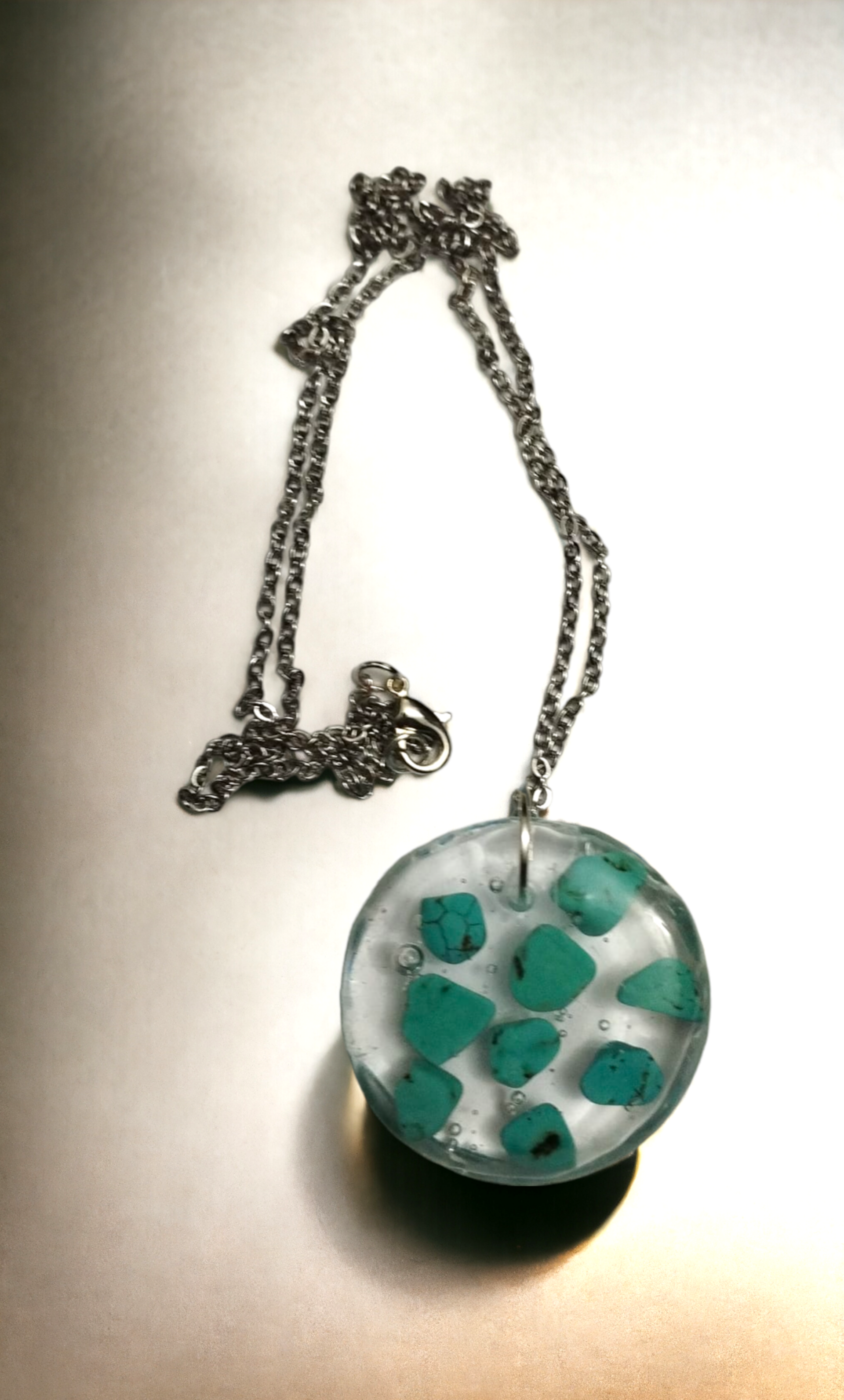 Colgante Redondo con Piedras Turquesa en Resina Epoxi: Elegancia del Mar - 10