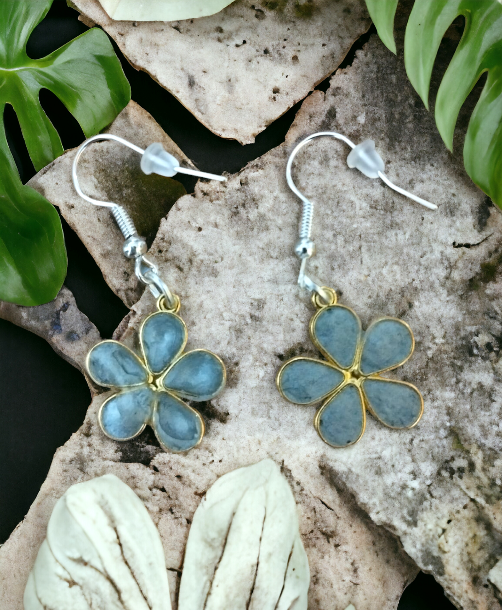 Pendientes Flor Pequeña Gris Nacarado: Elegancia Atemporal (VENDIDOS) - 4