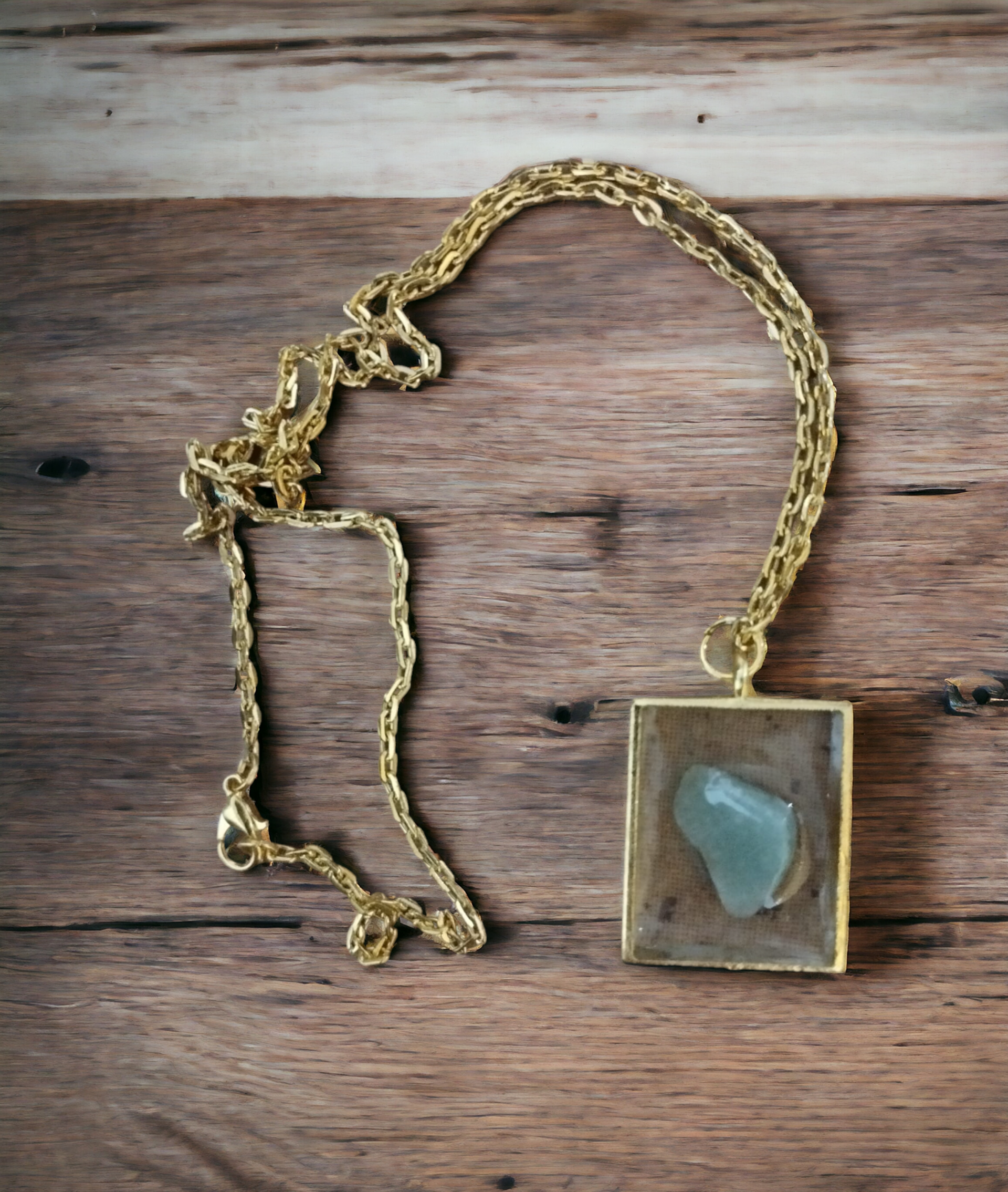 Colgante Rectangular con Piedra Verde Encapsulada en Resina Epoxi - 3