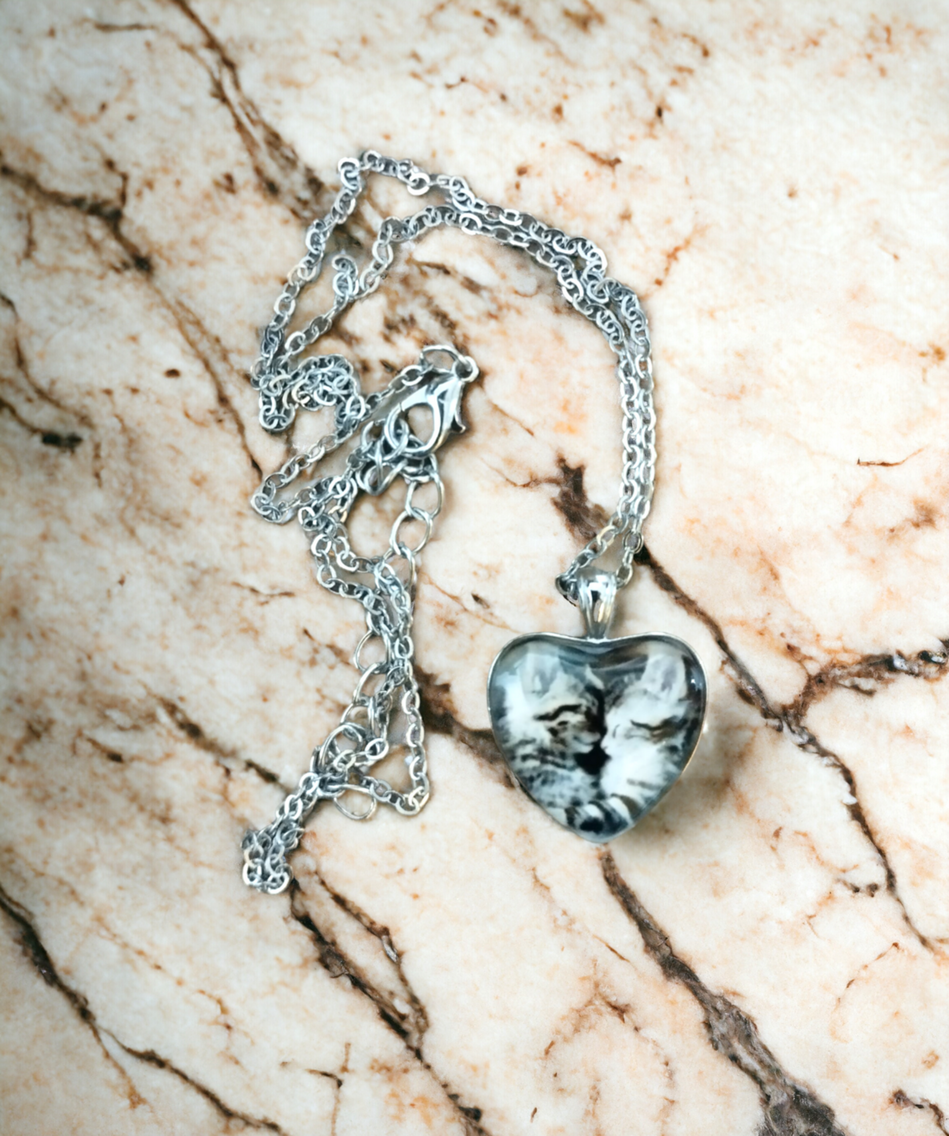 Colgante de Resina Epoxi: Corazón Gatuno Entrelazado - 6