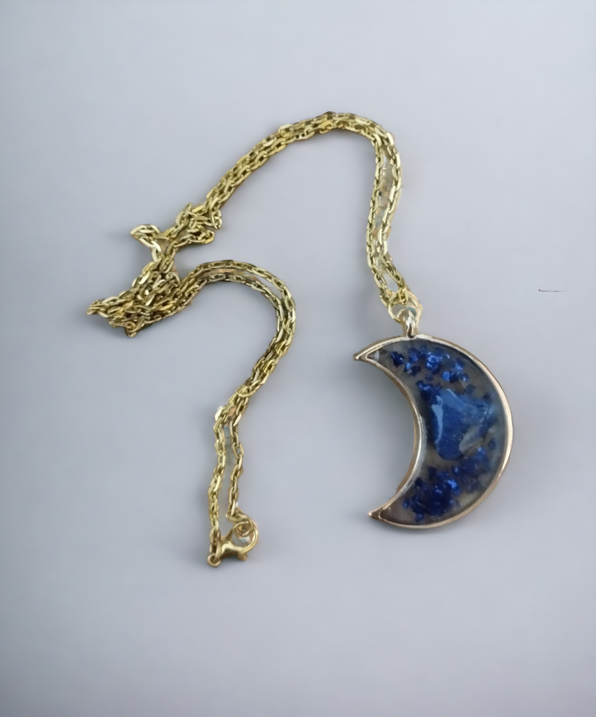 Colgante Media Luna con Piedras Azules en Resina Epoxi: Elegancia Celestial - 5
