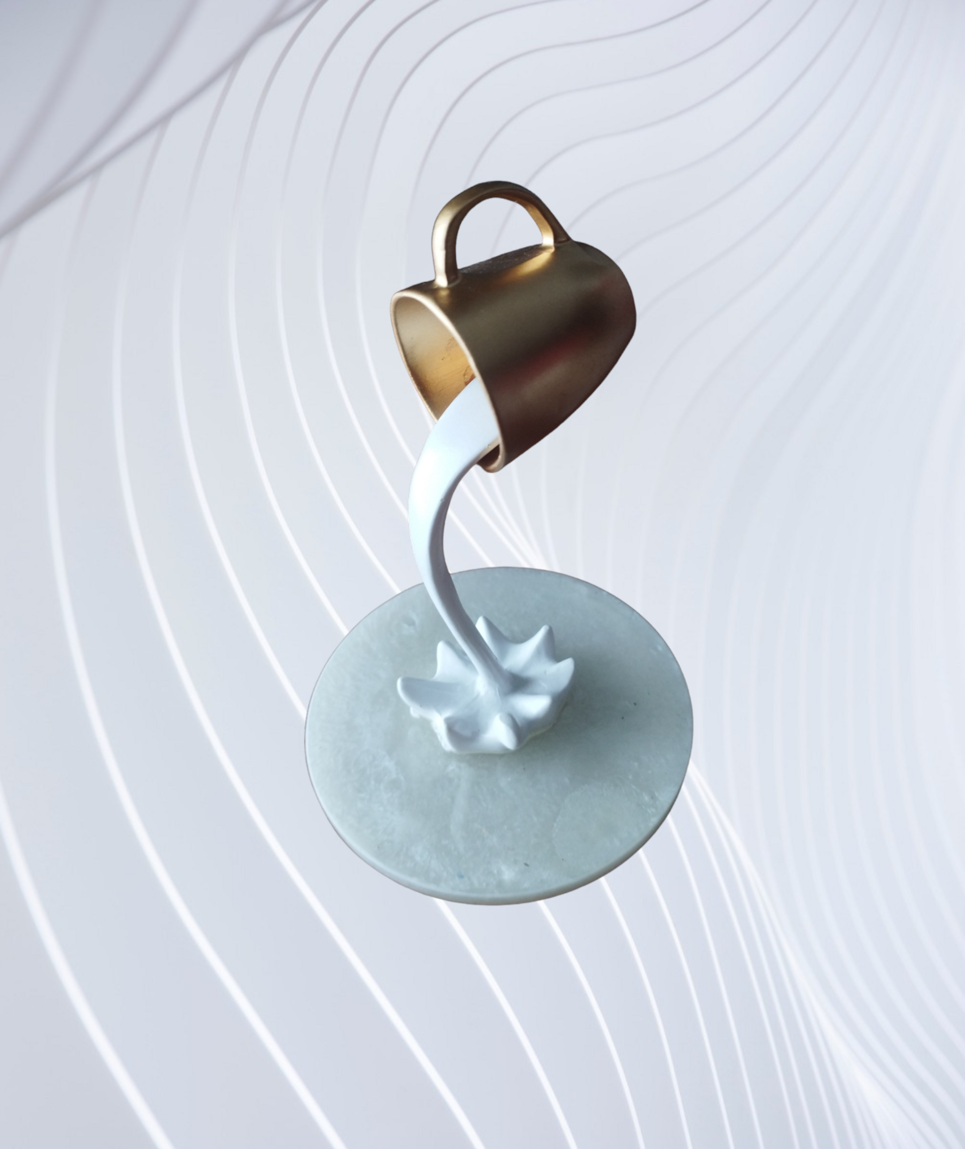 Taza Dorada de Leche en Suspensión: Arte Fluido con Base Redonda Blanca Nacarada - 7