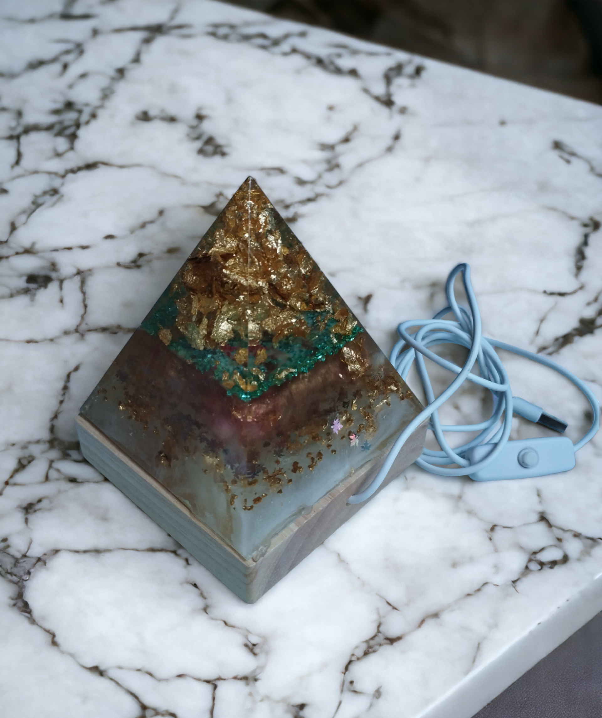 Pirámide de Resina Epoxi con Pan de Oro: Luz y Elegancia en una Lámpara Única - 4